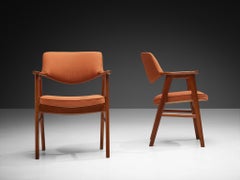 Set di quattro poltrone Erik Kirkegaard in teak e tappezzeria rossa