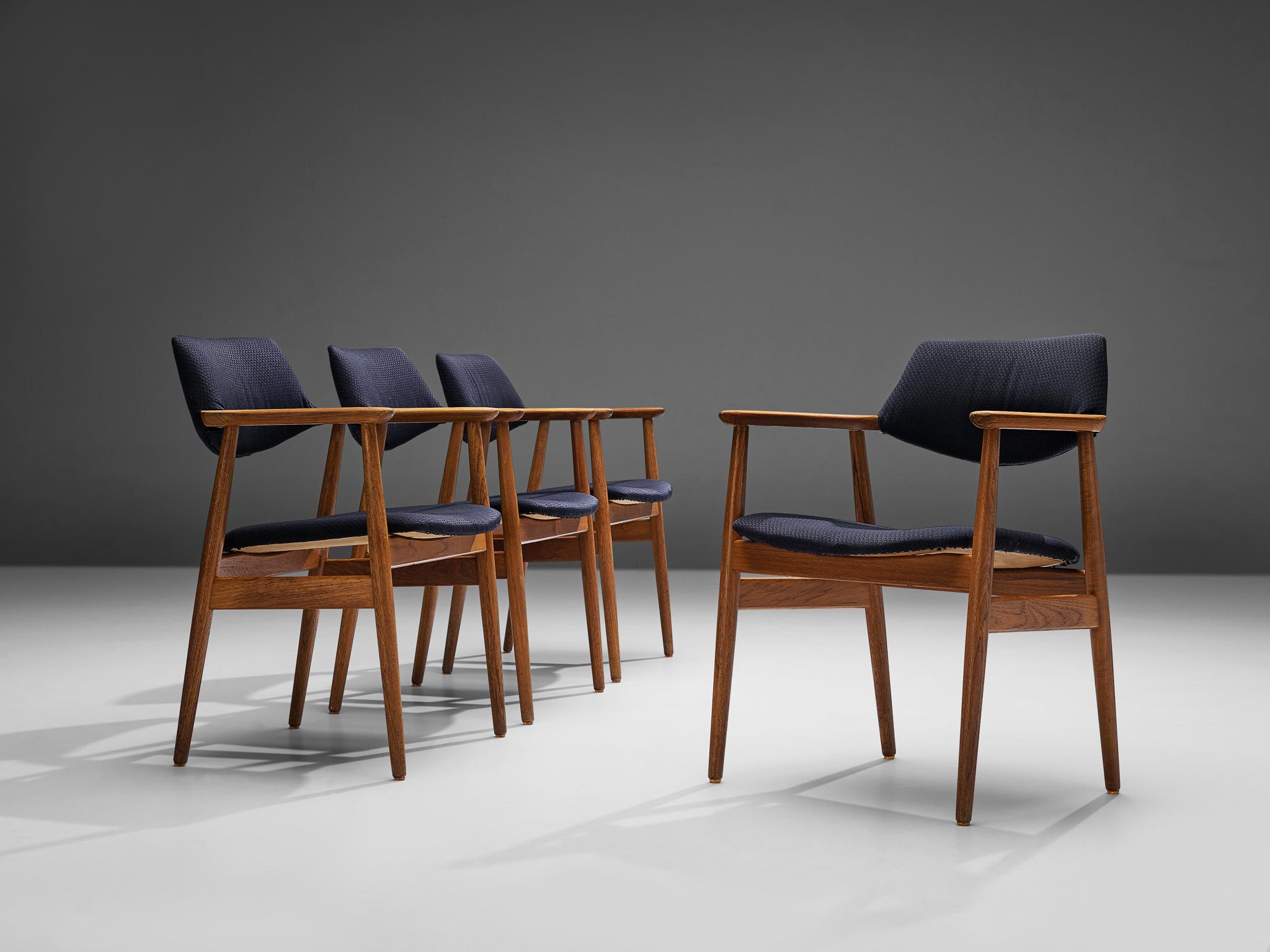 Erik Kirkegaard pour Høng Stolefabrik, ensemble de quatre fauteuils, modèle 53, teck, revêtement en tissu bleu foncé, Danemark, 1956

Chaises de salle à manger très confortables, grâce aux accoudoirs bien formés et aux proportions ergonomiques du