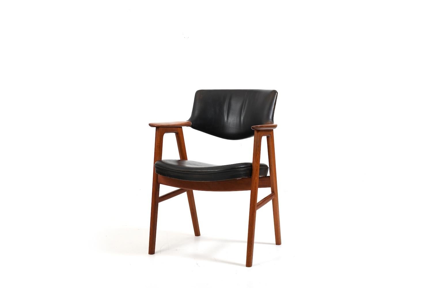 Fino sillón danés de teca de Erik Kirkegaard para Høng Stolefabrik. Asiento y respaldo de cuero negro. Soporte original.