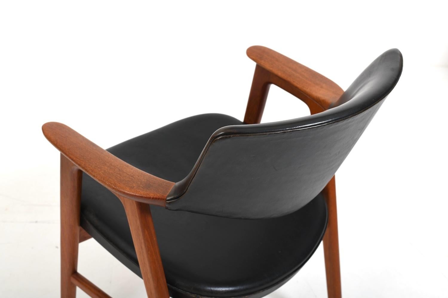 Sillón Erik Kirkegaard de teca y cuero Model 43 siglo XX en venta