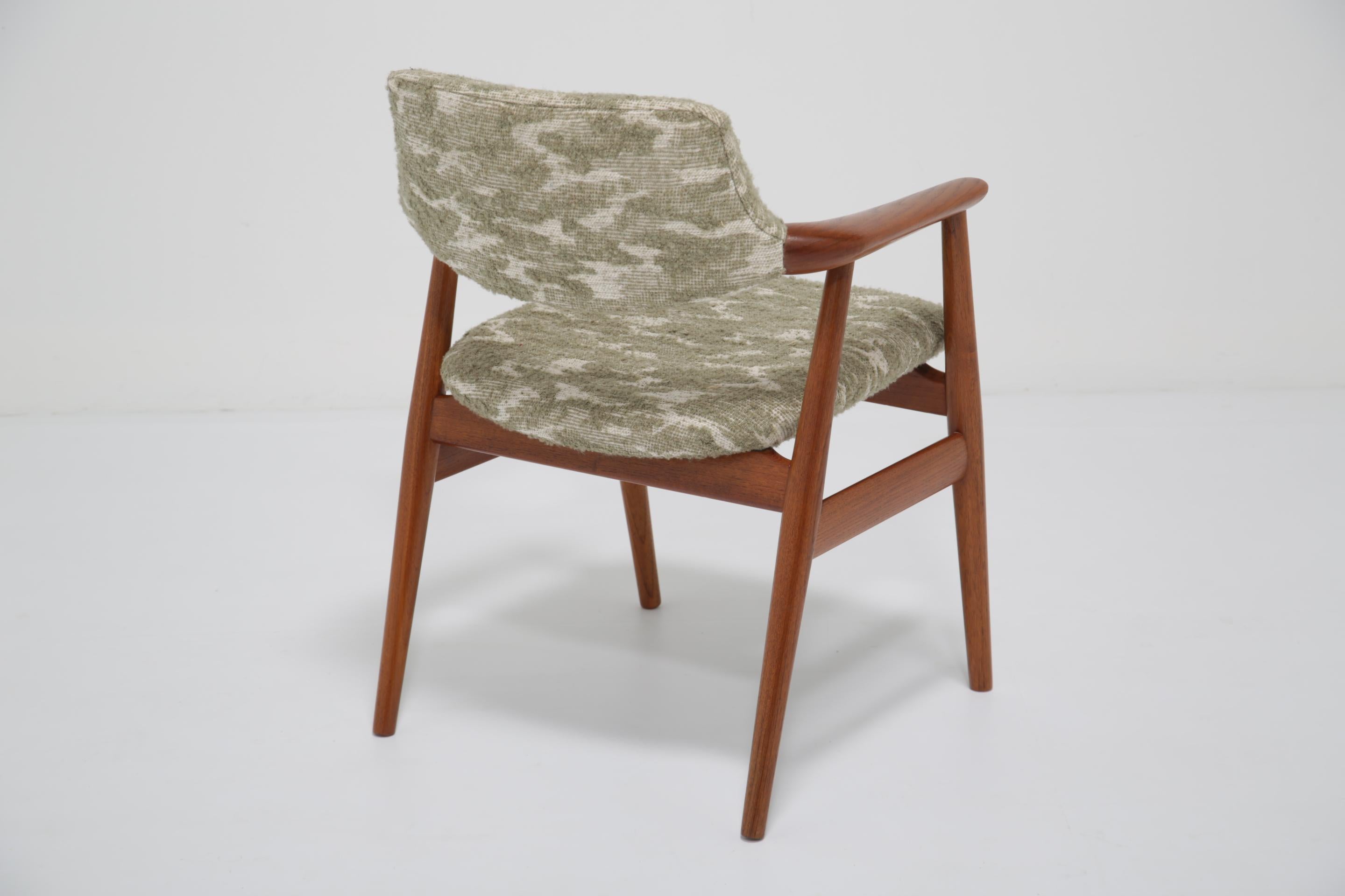 Poltrona in teak Erik Kirkegaard di Glostrup Danimarca, stile moderno Boucle Fabrice. in vendita 2