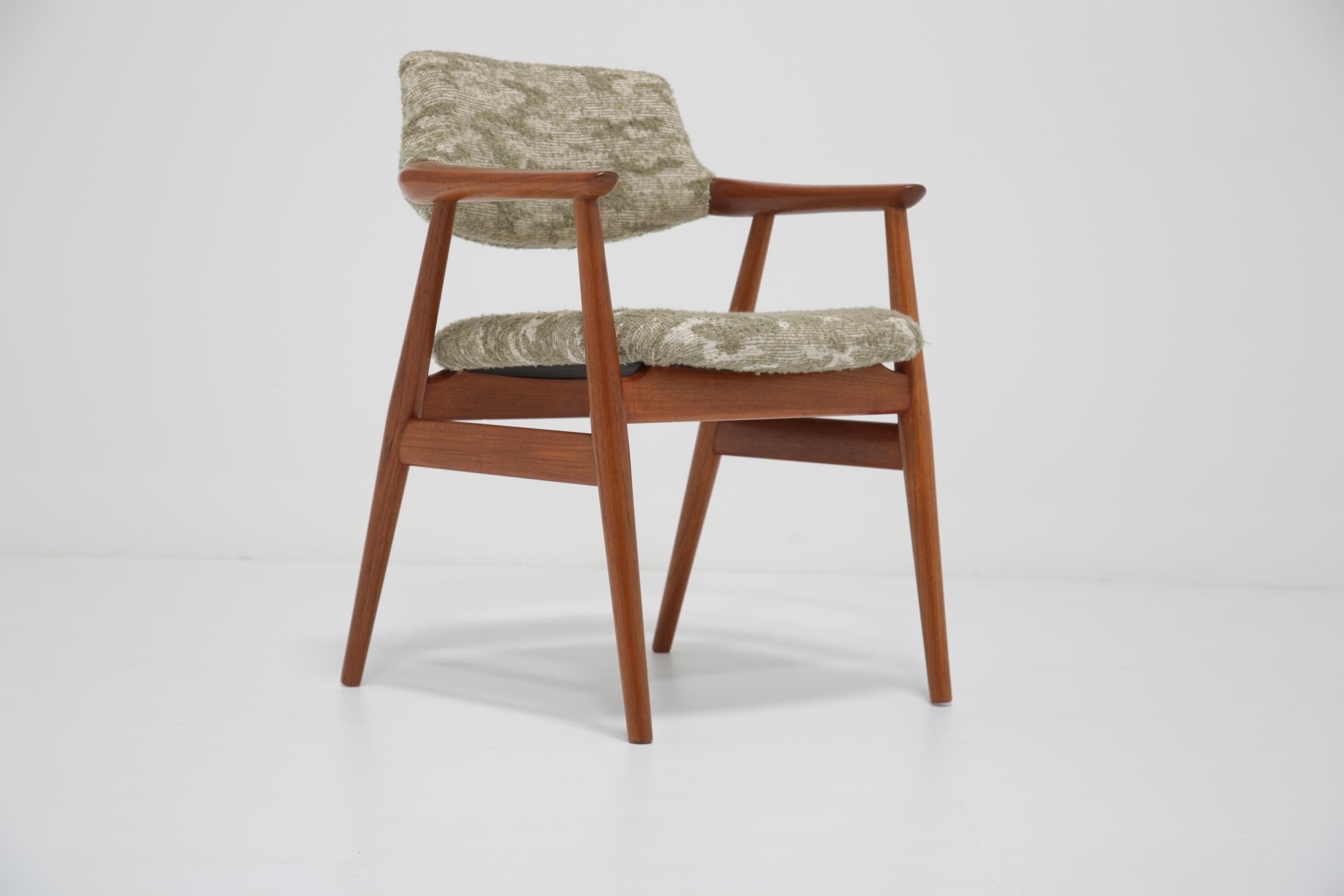 Mid-Century moderno Poltrona in teak Erik Kirkegaard di Glostrup Danimarca, stile moderno Boucle Fabrice. in vendita