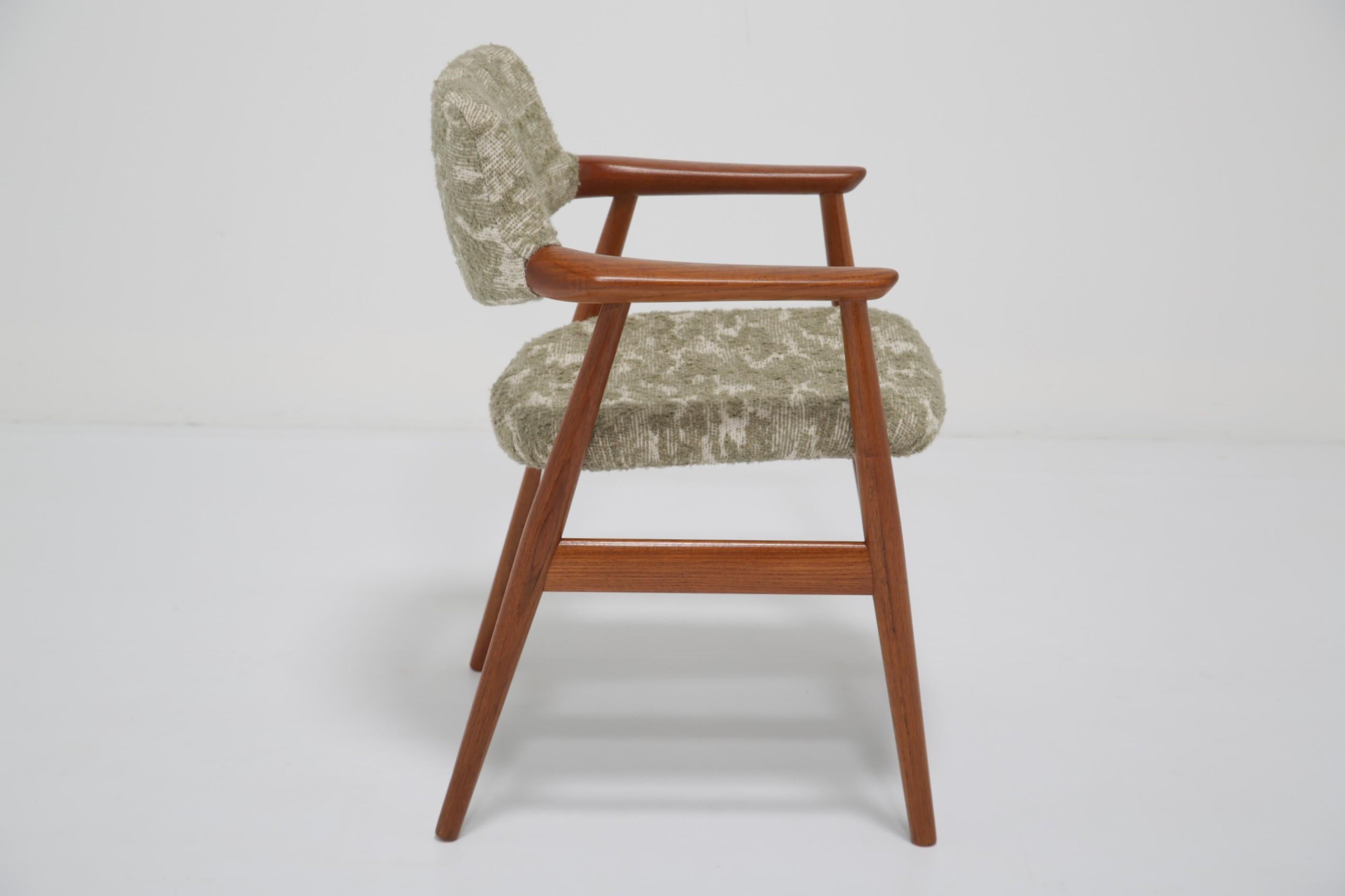 XX secolo Poltrona in teak Erik Kirkegaard di Glostrup Danimarca, stile moderno Boucle Fabrice. in vendita