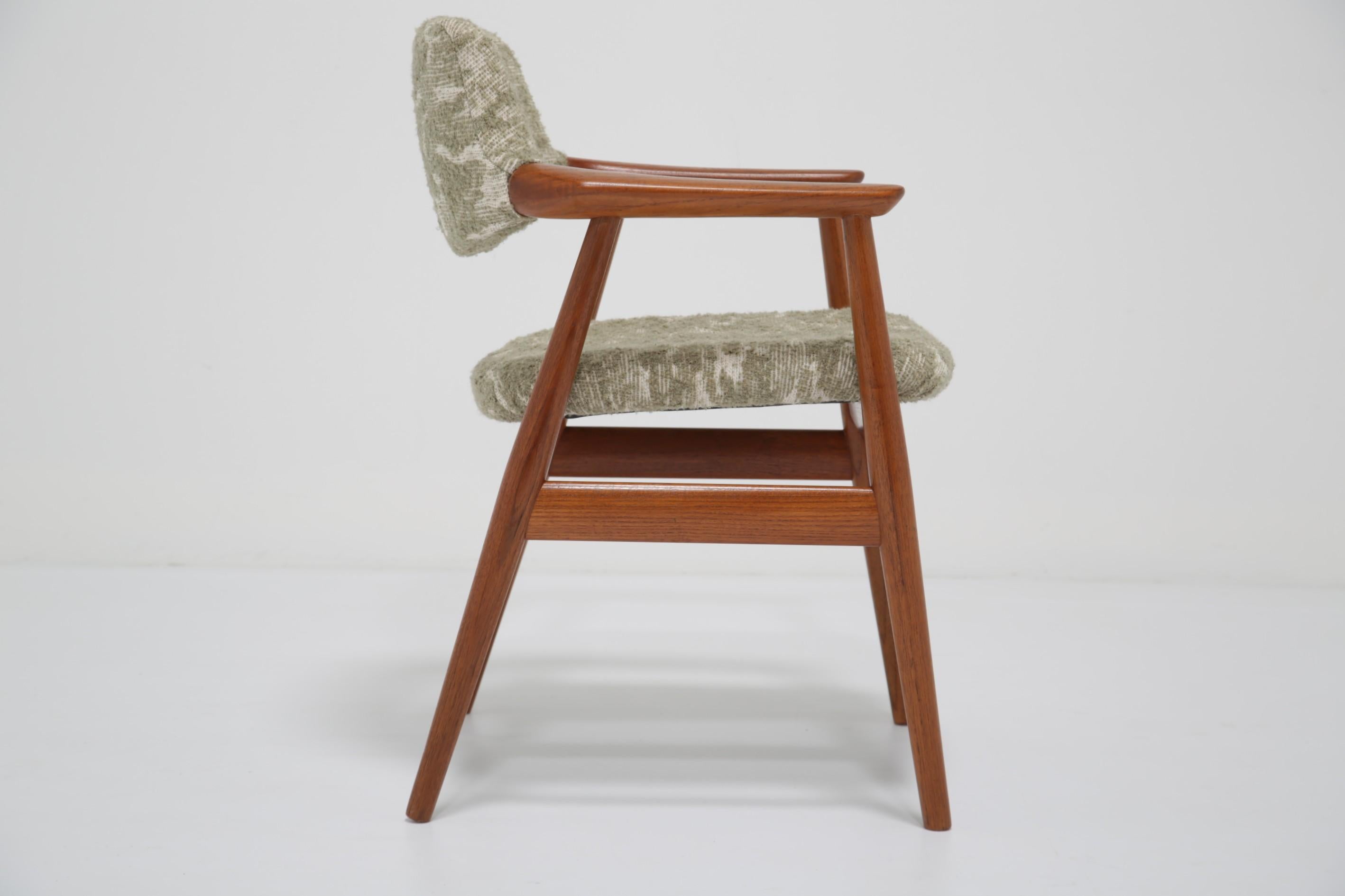 Tessile Poltrona in teak Erik Kirkegaard di Glostrup Danimarca, stile moderno Boucle Fabrice. in vendita