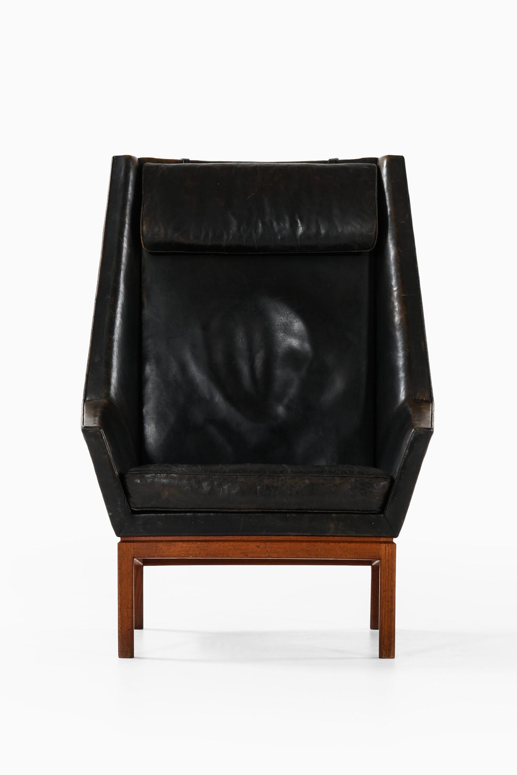 Rare fauteuil à dossier haut conçu par Erik Kolling Andersen. Produit par l'ébéniste Peder Pedersen au Danemark.