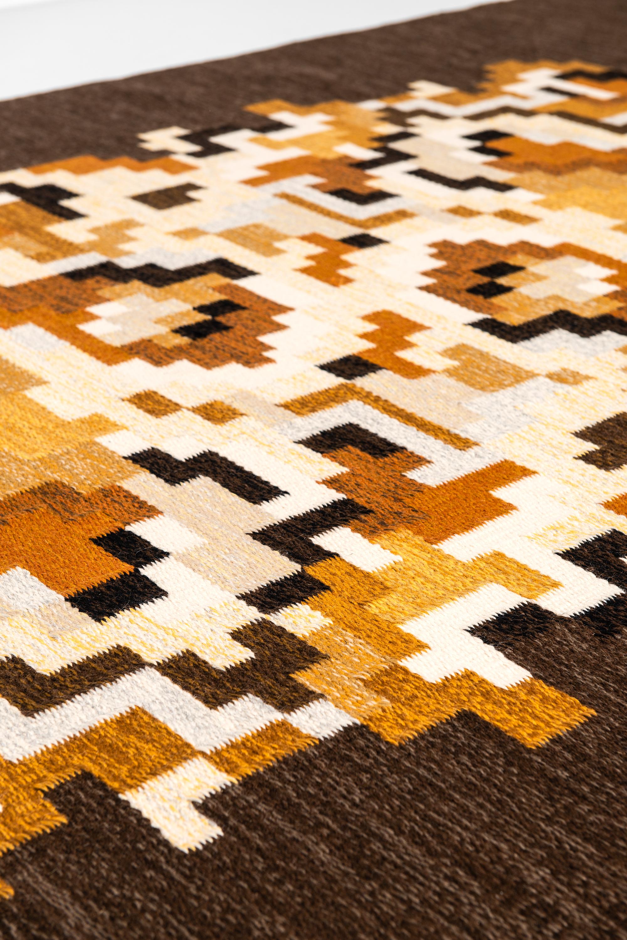 Rare flat-weave carpet model Korall brun designed by Erik Lundberg. Produced by Vävaregården in Sweden.