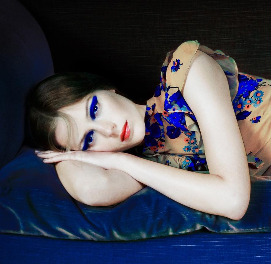 Maquillaje azul, sofá azul - Photograph de Erik Madigan Heck