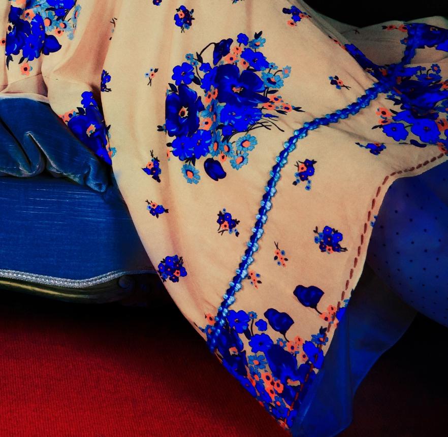 Maquillaje azul, sofá azul - Photograph Contemporáneo de Erik Madigan Heck