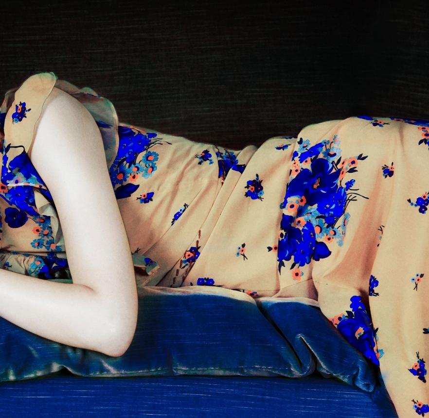 Maquillaje azul, sofá azul - Color Photograph Negro de Erik Madigan Heck