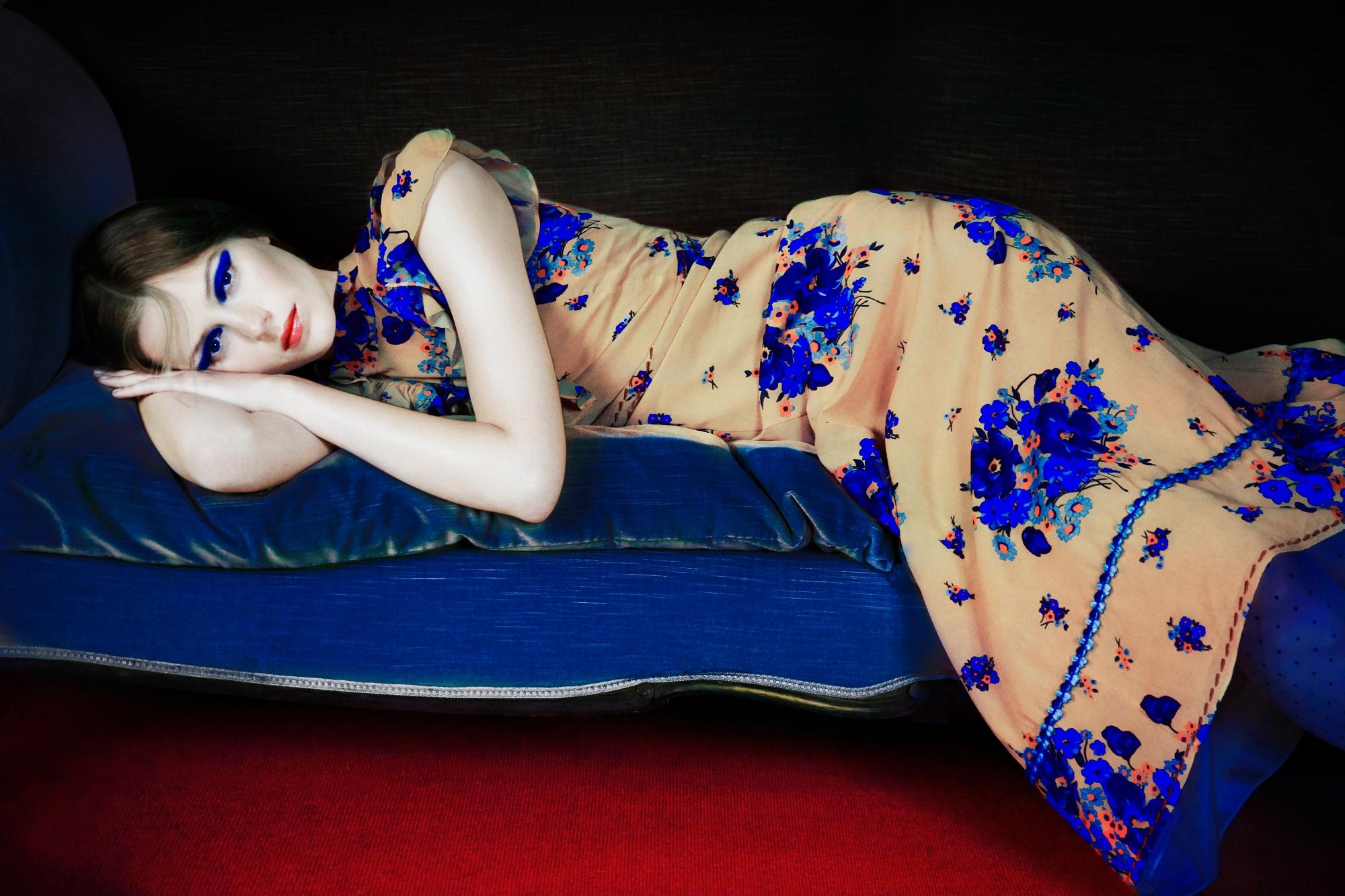 Color Photograph de Erik Madigan Heck - Maquillaje azul, sofá azul