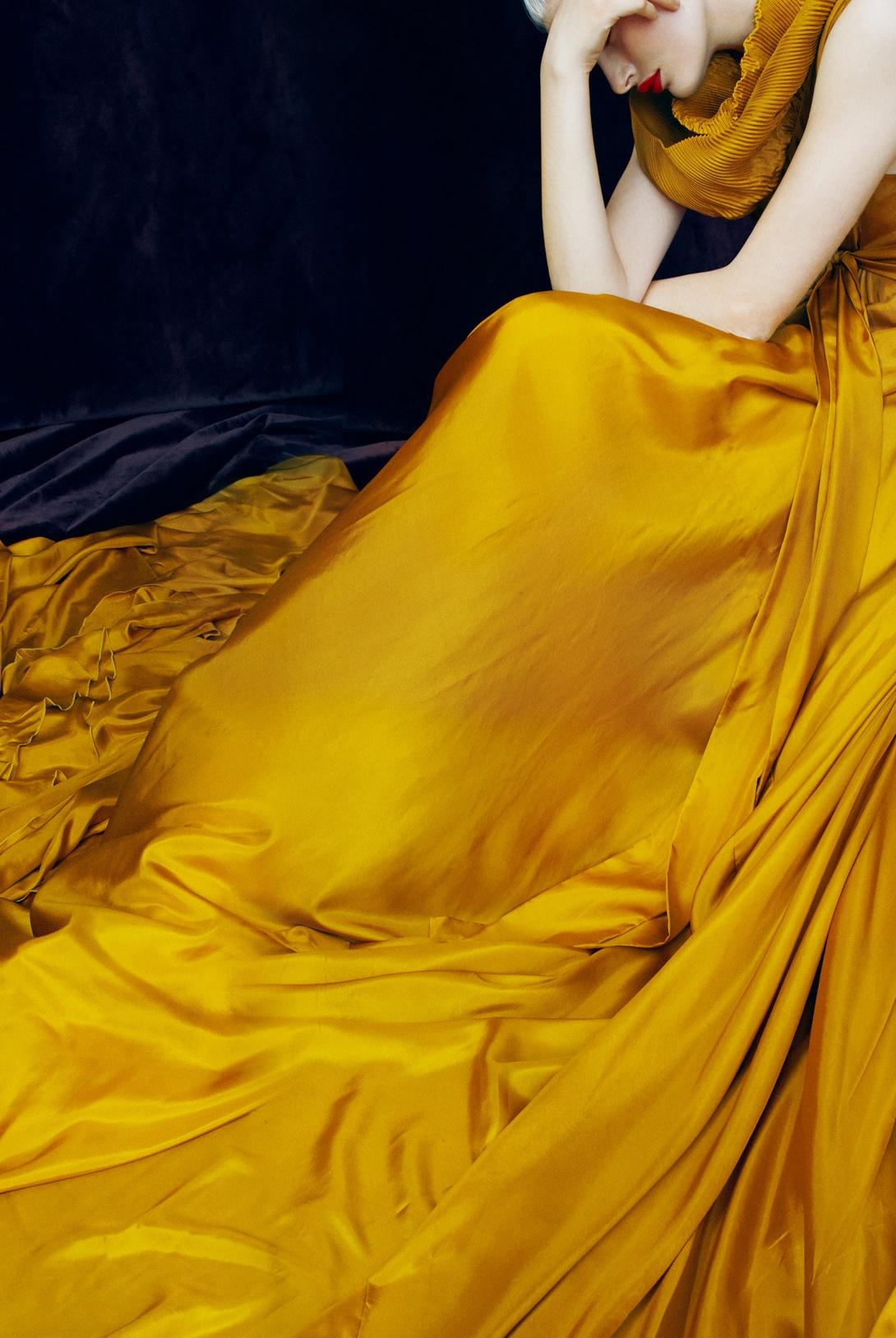 Gold, Sotheby's - Erik Madigan Heck, Mode, Frau, Sotheby's, Gold, Kleid, Kunst im Angebot 1