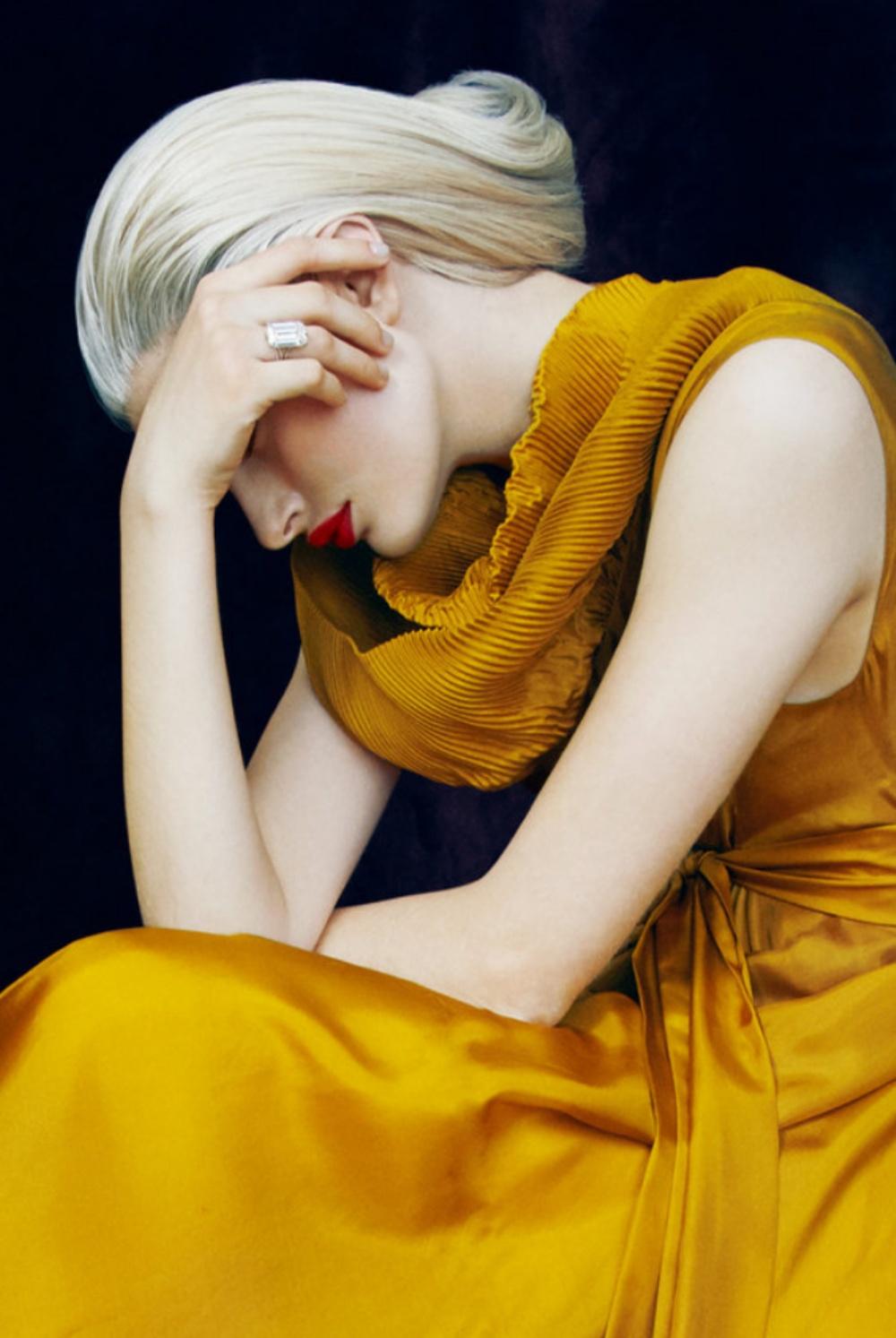 Gold, Sotheby's - Erik Madigan Heck, Mode, Frau, Sotheby's, Gold, Kleid, Kunst im Angebot 3