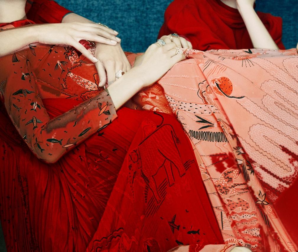 Hände über Stoff drapiert – Photograph von Erik Madigan Heck