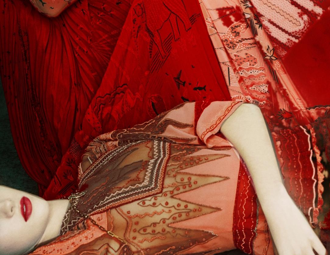 Hände über Stoff drapiert (Zeitgenössisch), Photograph, von Erik Madigan Heck