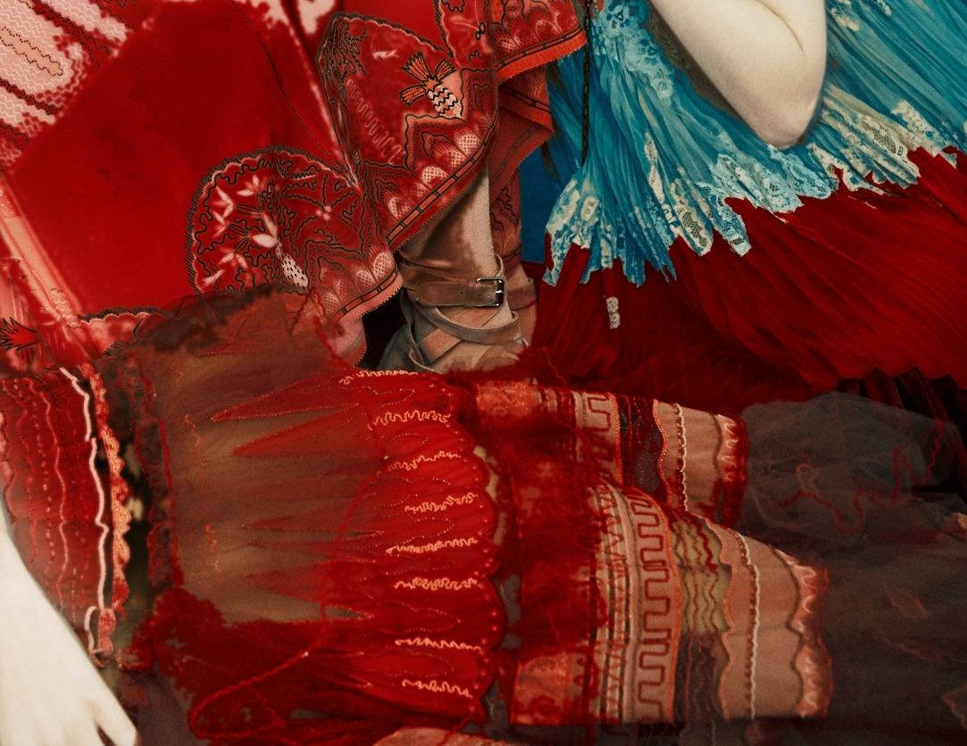 Hände über Stoff drapiert (Braun), Figurative Photograph, von Erik Madigan Heck