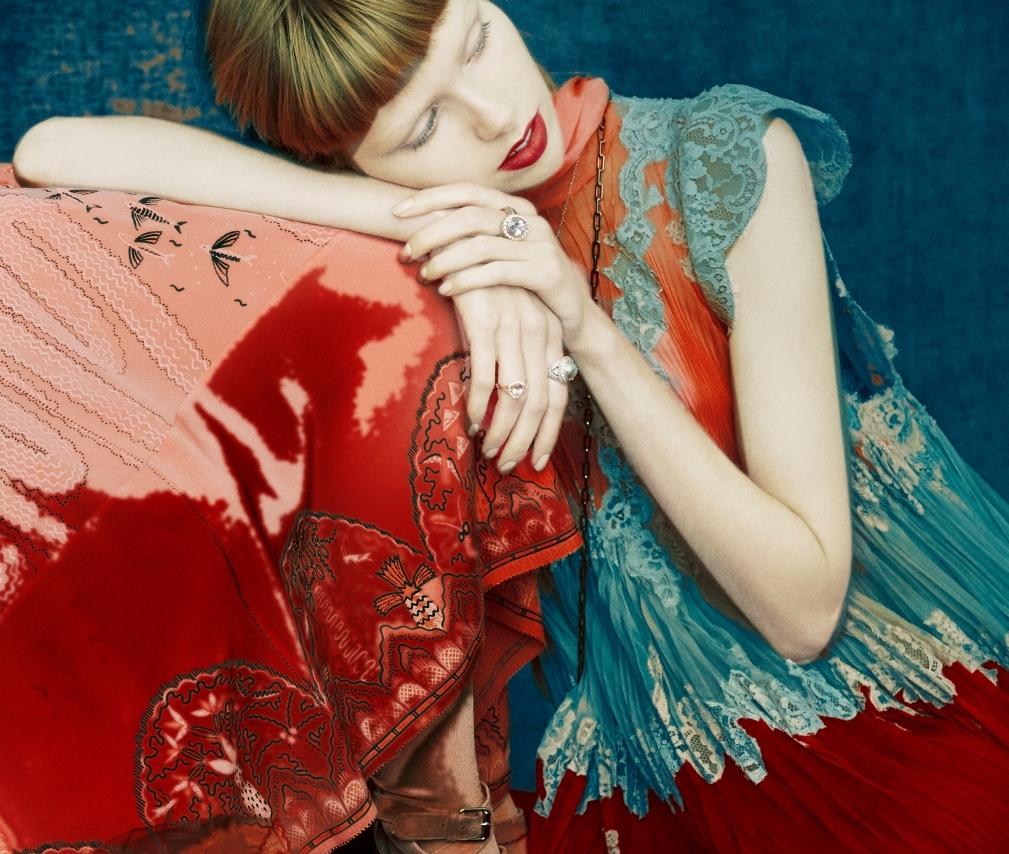 Erik MADIGAN HECK (*1983, Vereinigte Staaten)
Hände über Stoff drapiert, 2021
Chromogener Druck
100.7 x 151.1 cm (39 x 59 1/2 in.)
Auflage: 5 Exemplare plus 2 Probedrucke
Nur drucken
Signiert von der Künstlerin

Der aus Excelsior, Minnesota,