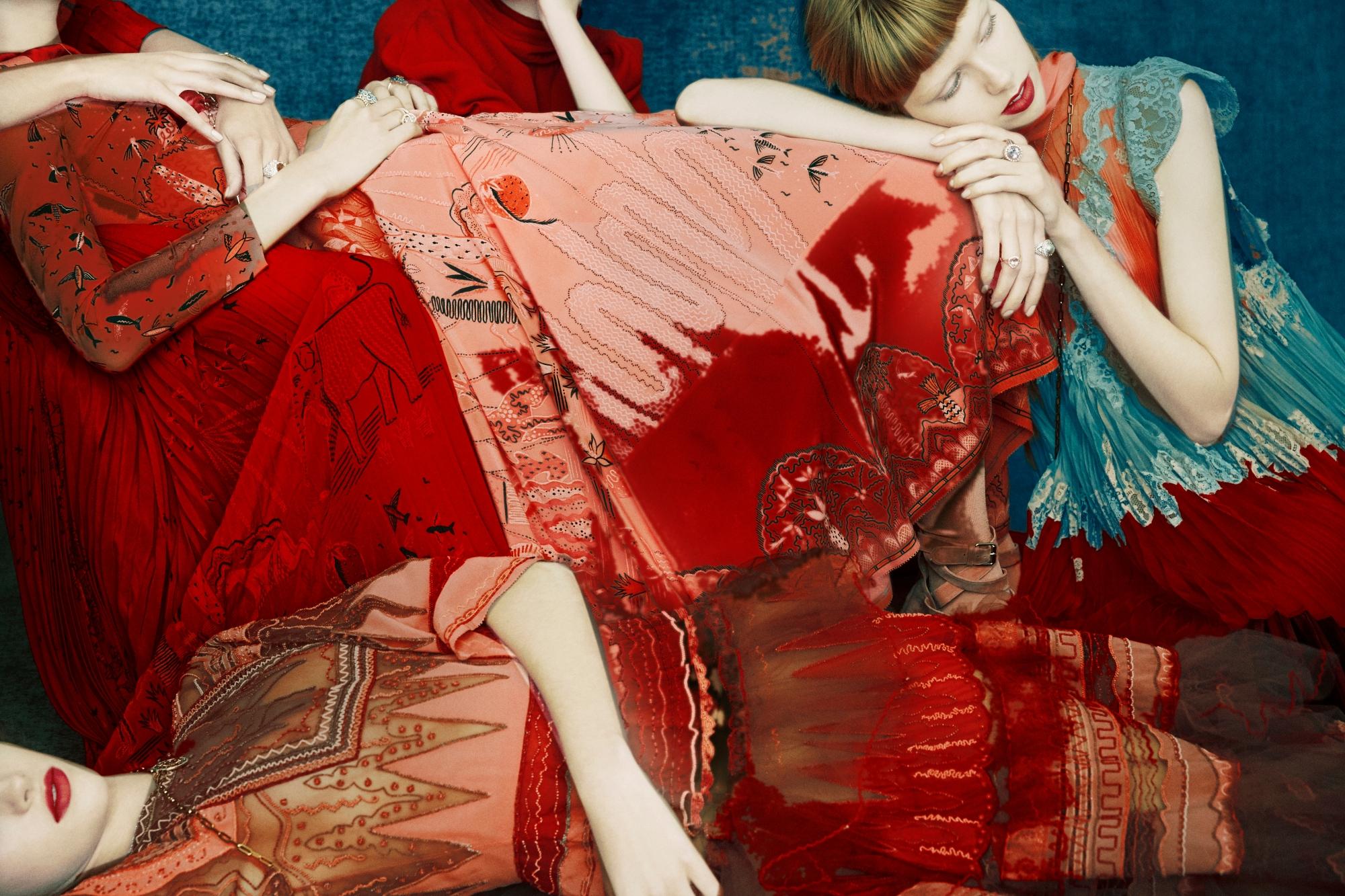 Erik Madigan Heck Figurative Photograph – Hände über Stoff drapiert