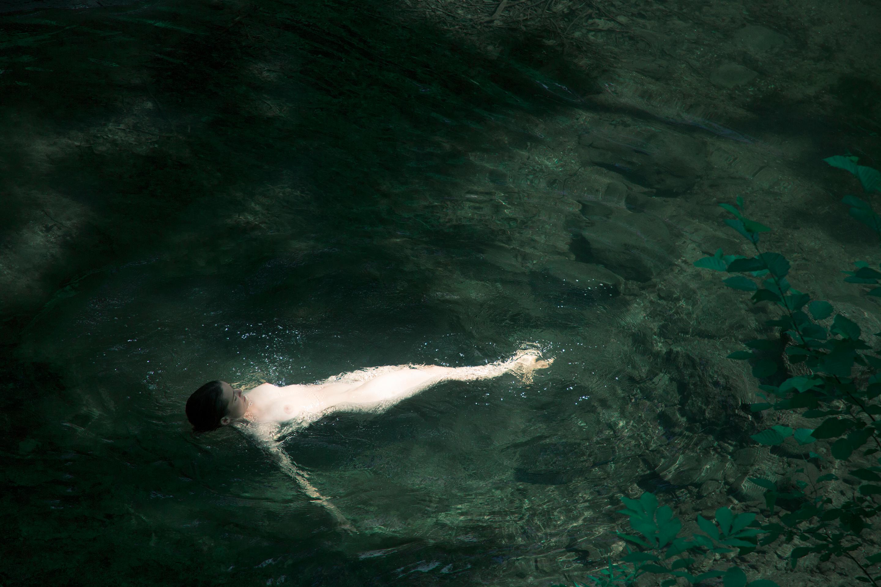 Erik Madigan Heck (*1983, Stati Uniti)
Jack's Brook in Greene & Greene, Il Giardino, 2020
Stampa cromogenica
Foglio 101,6 x 152,4 cm (40 x 60 pollici)
Edizione di 9, più 2 AP; Ed. n. 2/9
Solo stampa


Originario di Excelsior, Minnesota, Erik Madigan