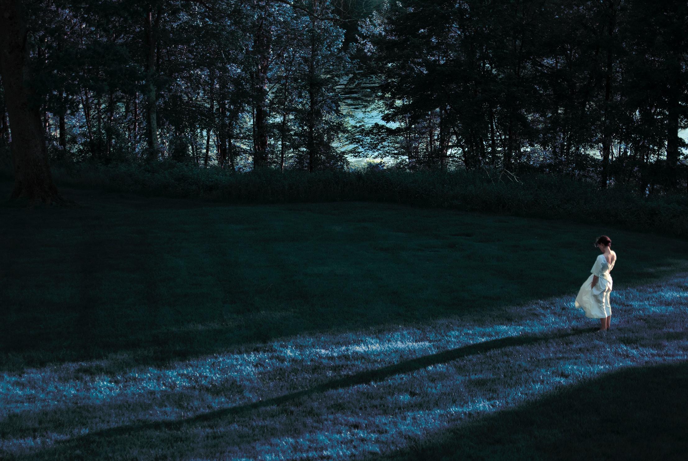 La boule rouge, le jardin Erik Madigan Hauteur, mode, femme, paysage, boule - Photograph de Erik Madigan Heck