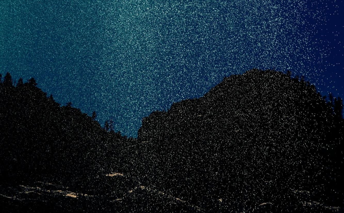 Cascata di notte - Photograph di Erik Madigan Heck