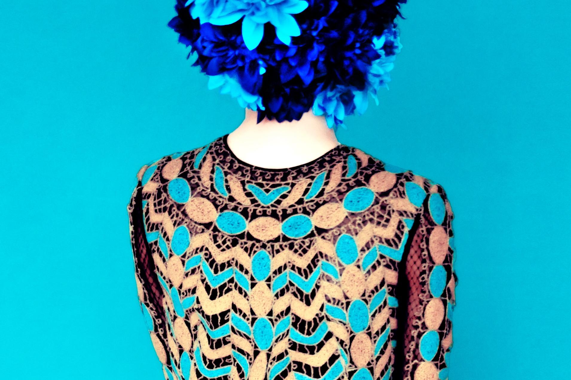 Sans visage (Blue Valentino), Hauteur Erik Madigan, Old Future, abstrait - Bleu Color Photograph par Erik Madigan Heck