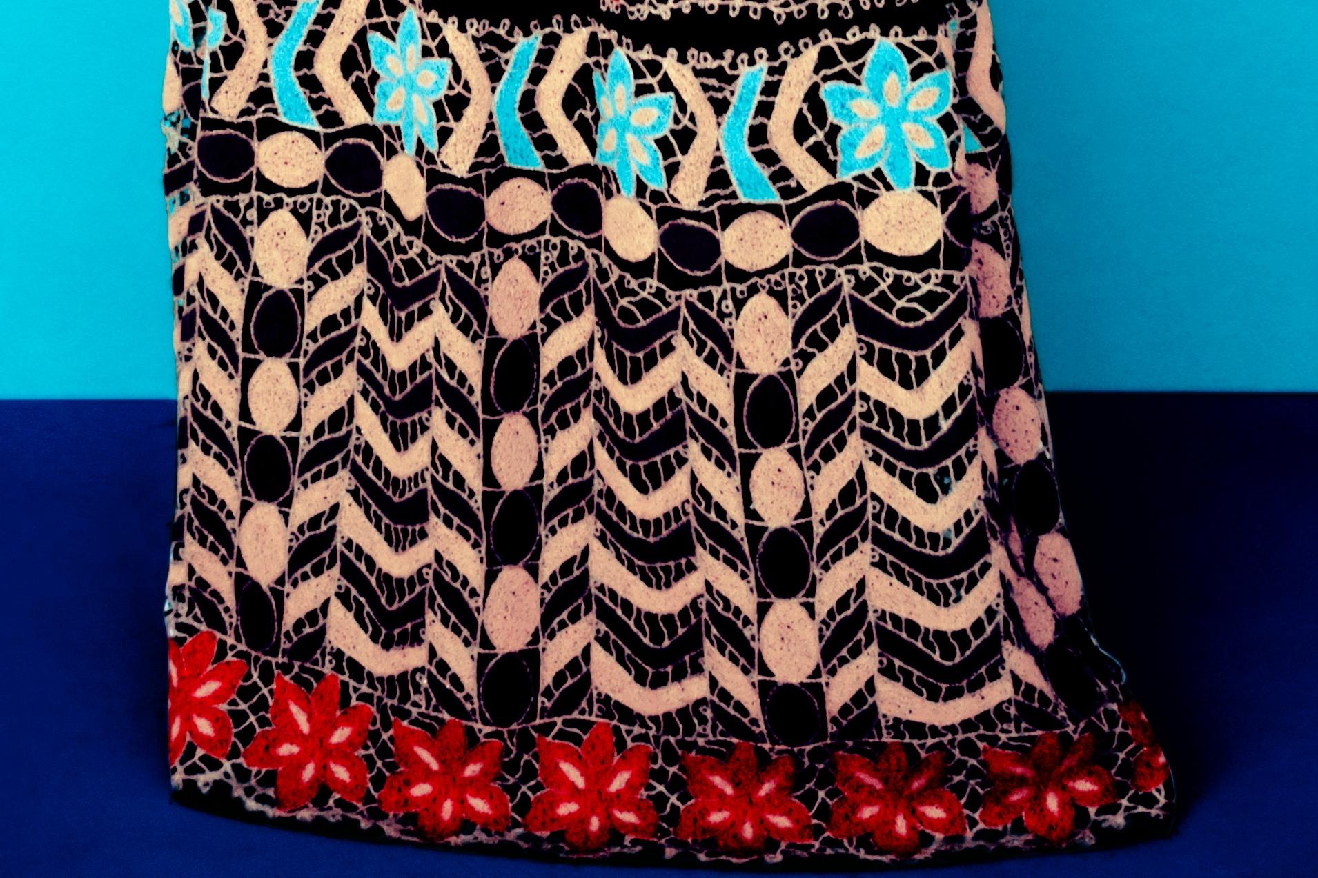 Erik MADIGAN HECK (*1983, États-Unis)
Without A Face (Blue Valentino), Old Future, 2013
Tirage chromogène
Feuille 152,4 x 101,6 cm (60 x 40 in.)
Edition de 9, plus 2 AP ; Ed. no. 1/9
imprimer seulement

Originaire d'Excelsior, dans le Minnesota,