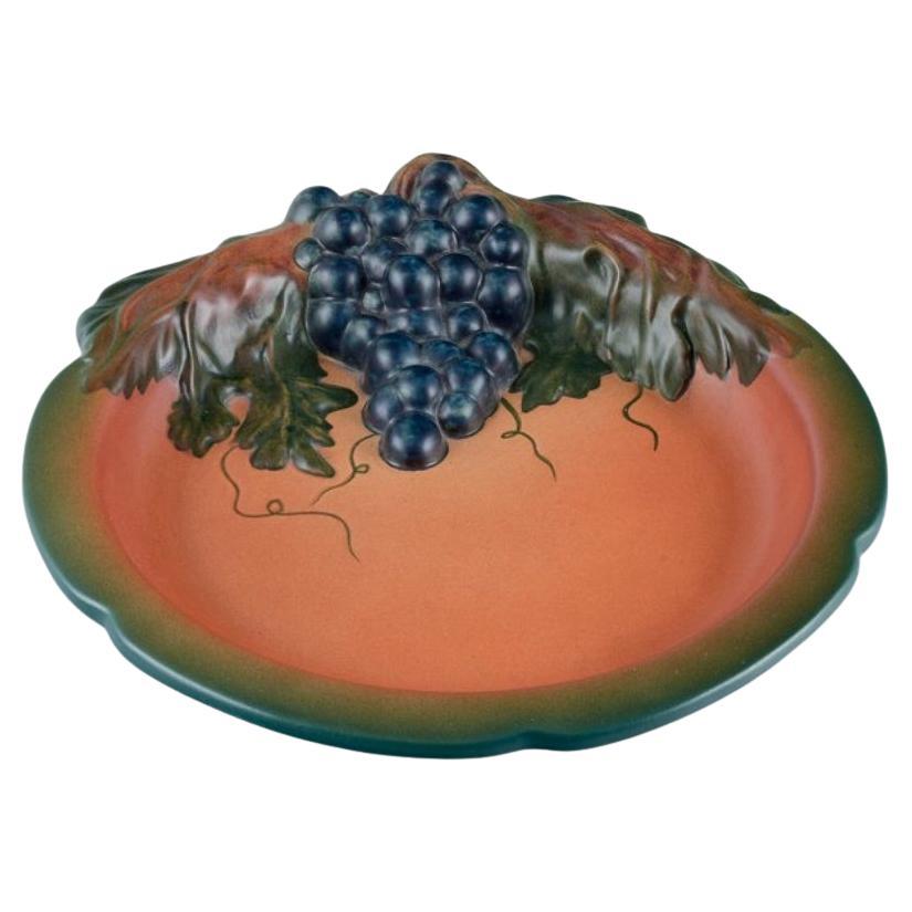 Erik Magnussen pour Ipsens. Plat Art Nouveau peint à la main, années 1920
