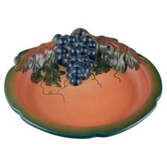 Erik Magnussen for Ipsens. Art Nouveau dish in hand-painted ceramic. 1920s