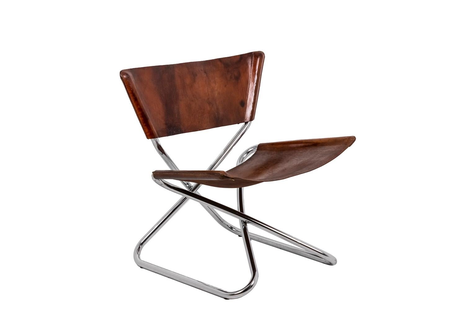 Folding chair staying on a tubular structure in chromed steel. Seat and back in brown leather. Cantilever chair without back leg.

Danish work realized in 1968.

Erik Magnussen (1940- ) is a Danish designer and ceramist. After studying Ceramics