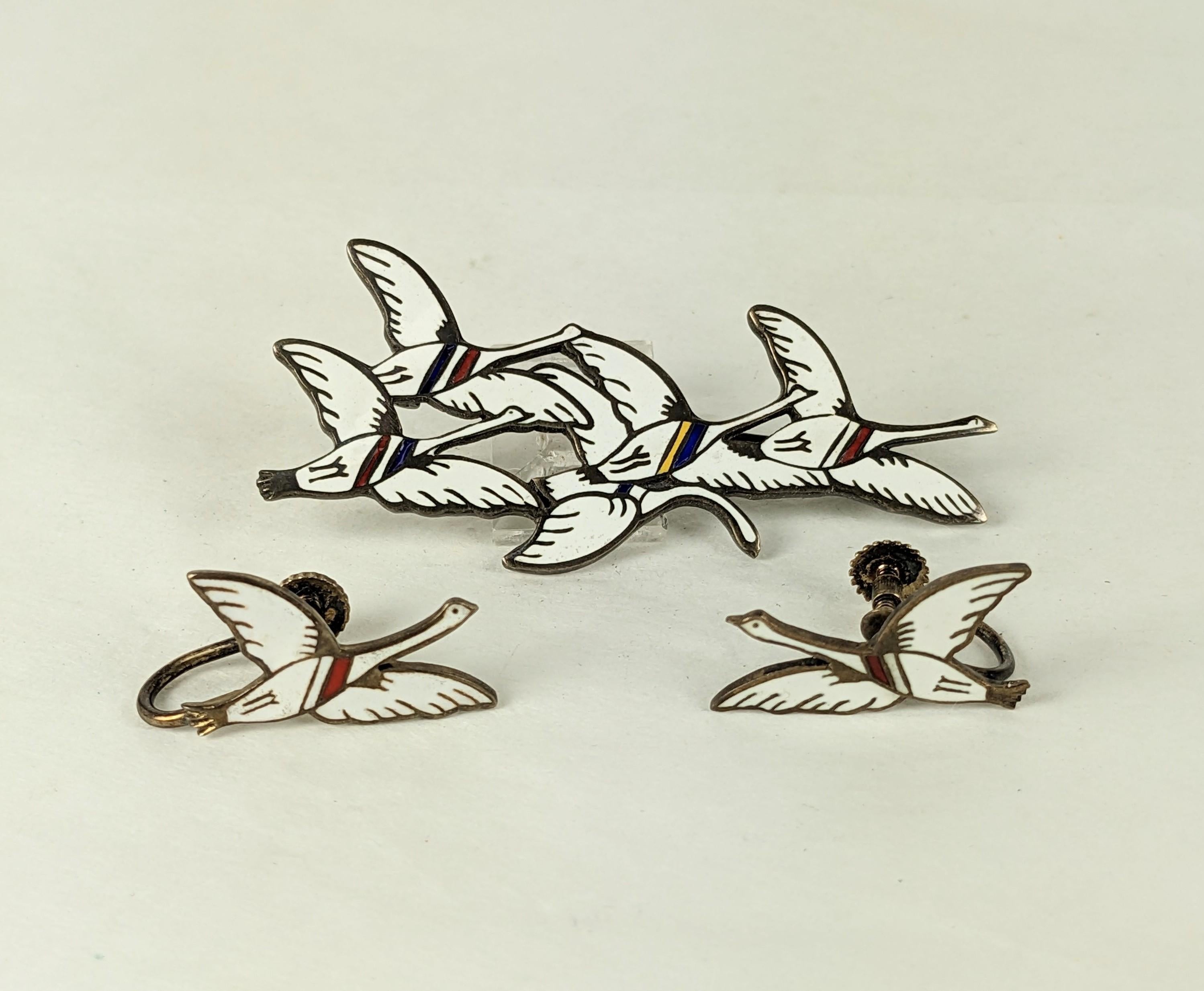 Suite d'oies en émail d'Erik Magnusson datant des années 1960. Ensemble complet de broches et de boucles d'oreilles en argent. Les boucles d'oreilles de cette série sont difficiles à trouver. Fabriqué par A. Dragsted, Danemark Sterling 1960's.
Les