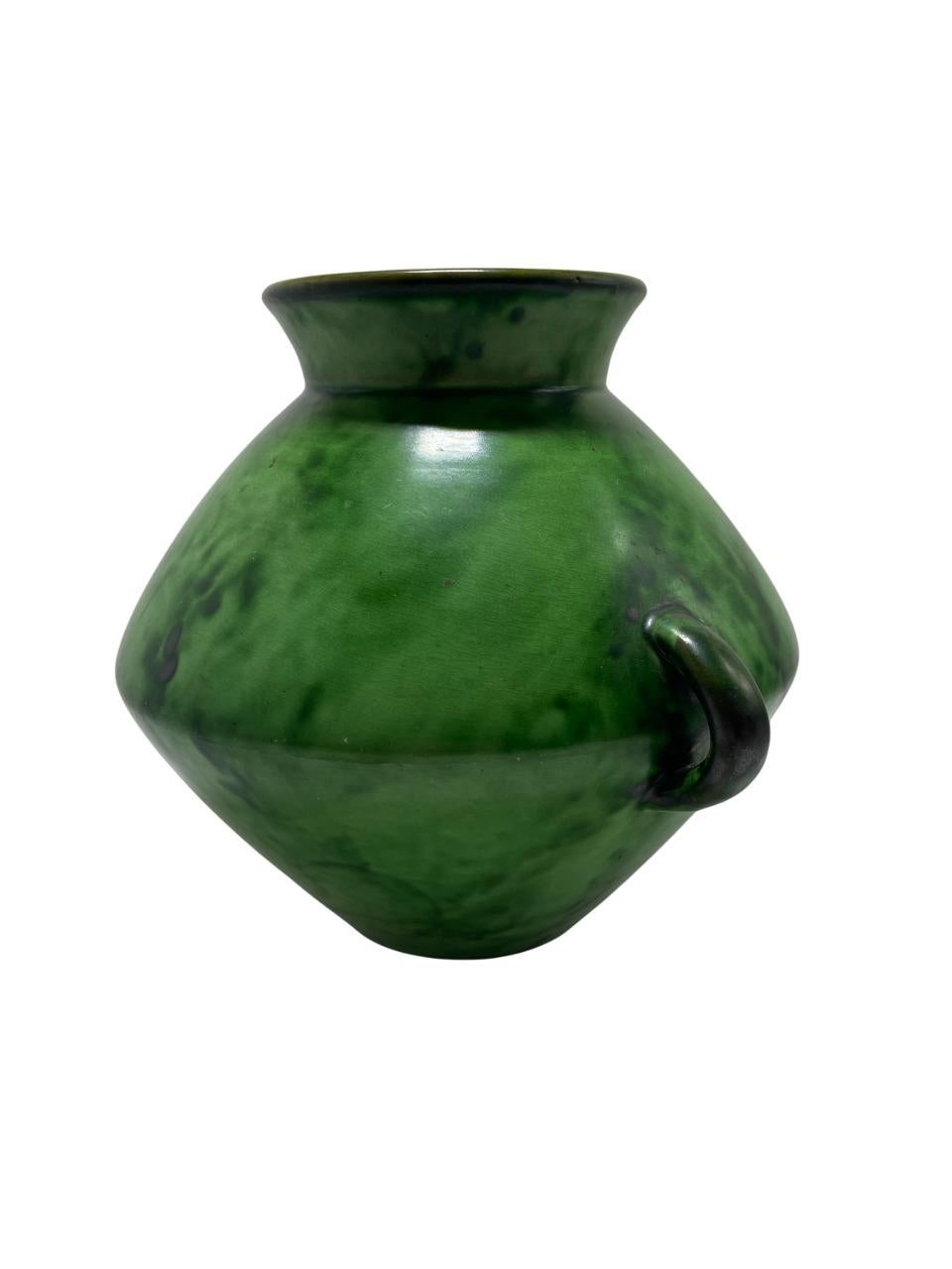 Per chi apprezza il design senza tempo e l'artigianato di alto livello, presentiamo questo squisito vaso di Erik Mornils. 
Conosciuto per il suo approccio minimalista e scultoreo, Mornils ha creato un pezzo che è sia un oggetto funzionale che