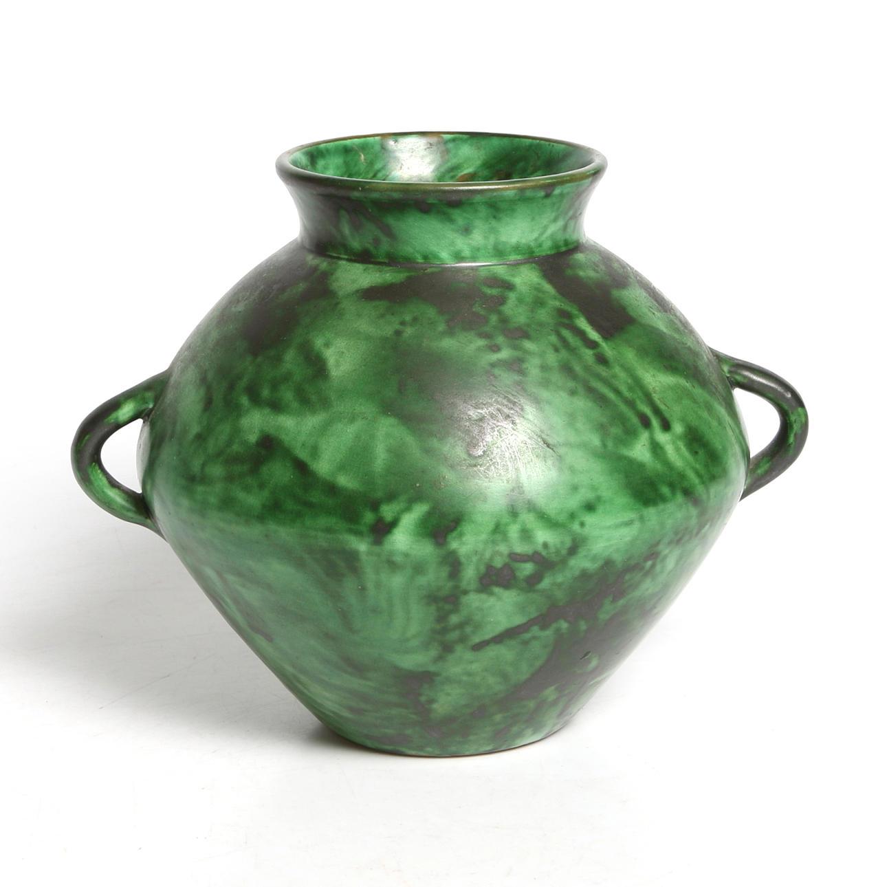Für alle, die zeitloses Design und erstklassige Handwerkskunst schätzen, präsentieren wir diese exquisite Vase von Erik Mornils. 
Mornils, der für seine minimalistische und skulpturale Herangehensweise bekannt ist, hat ein Stück geschaffen, das
