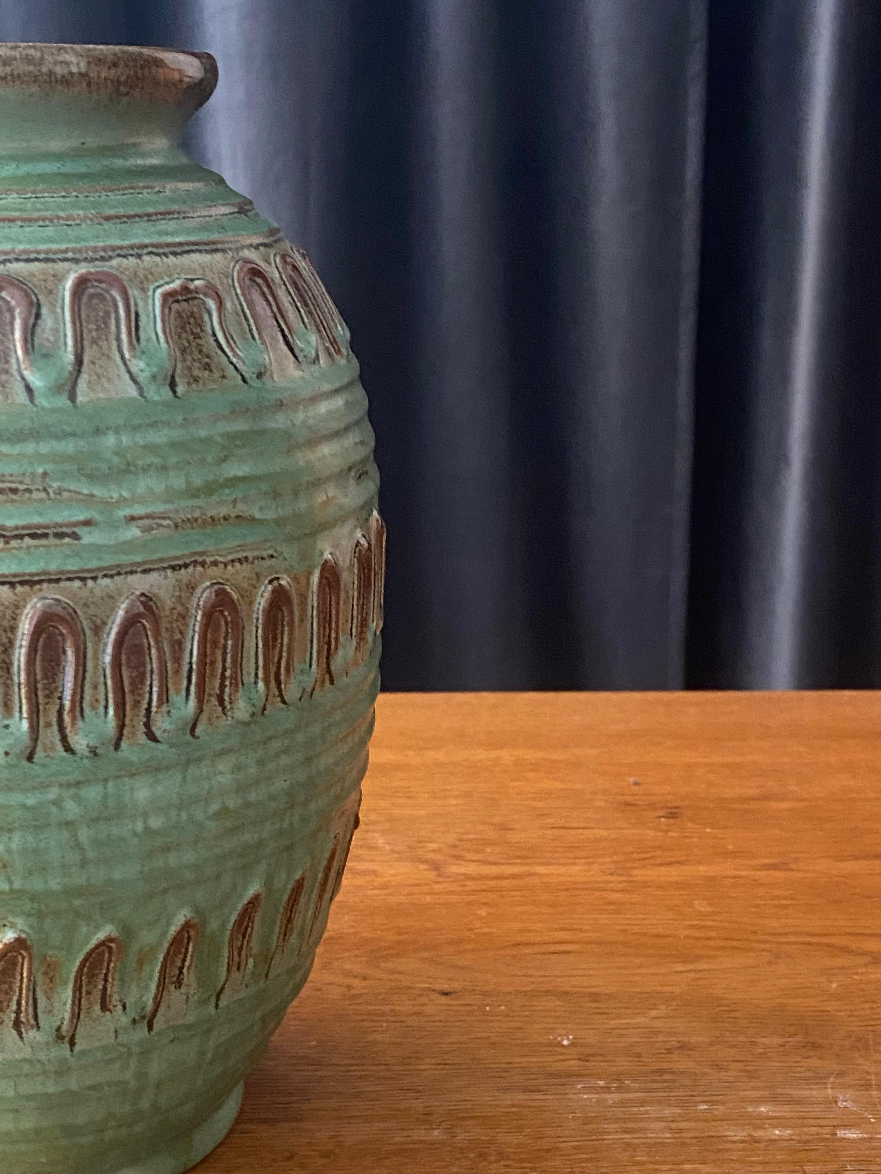 Erik Mornils, for Nittsjö, Green and Brown ceramic vase, Sweden, 1940s In Good Condition In High Point, NC