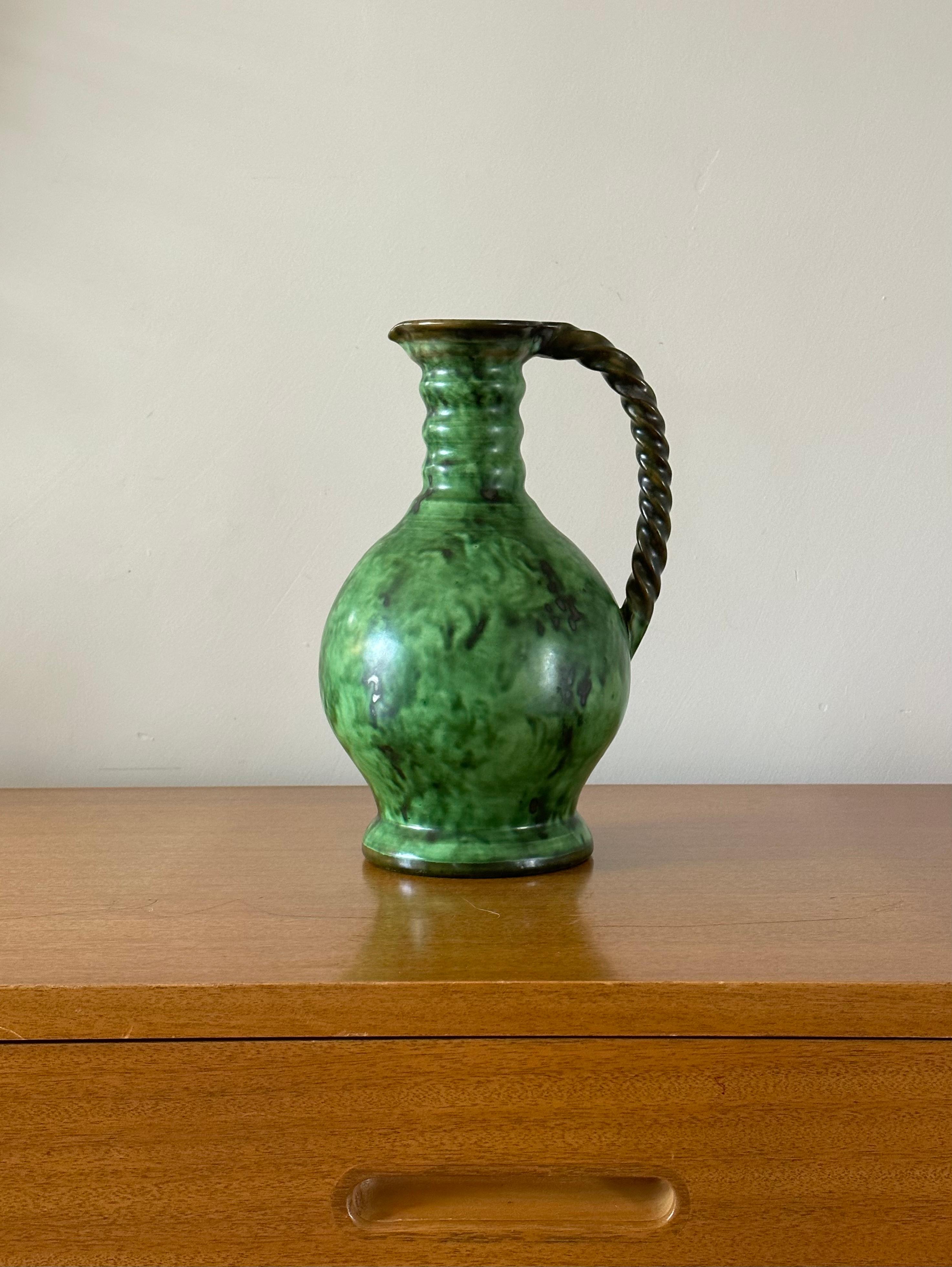 Uno splendido vaso a brocca di buone dimensioni disegnato da Erik Mornils per Nittsjö Keramik, in Svezia, intorno agli anni Sessanta. Grande smalto alla malachite e bella forma. Può adattarsi a diversi tipi di interni, tra cui moderno,