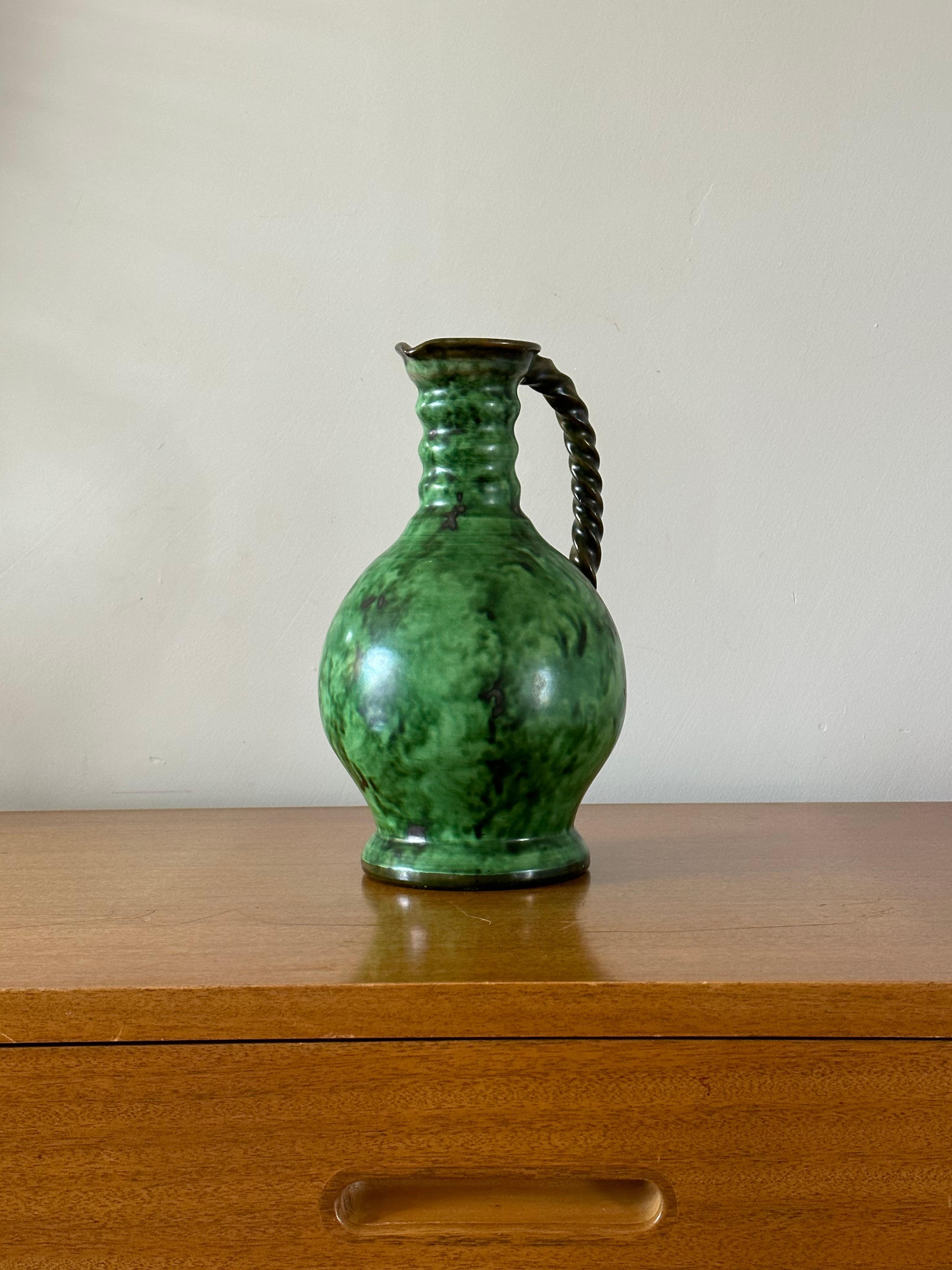 Mid-Century moderno Vaso brocca con manico di Erik Mornils per Nittsjö Keramik, Svezia, smalto malachite in vendita