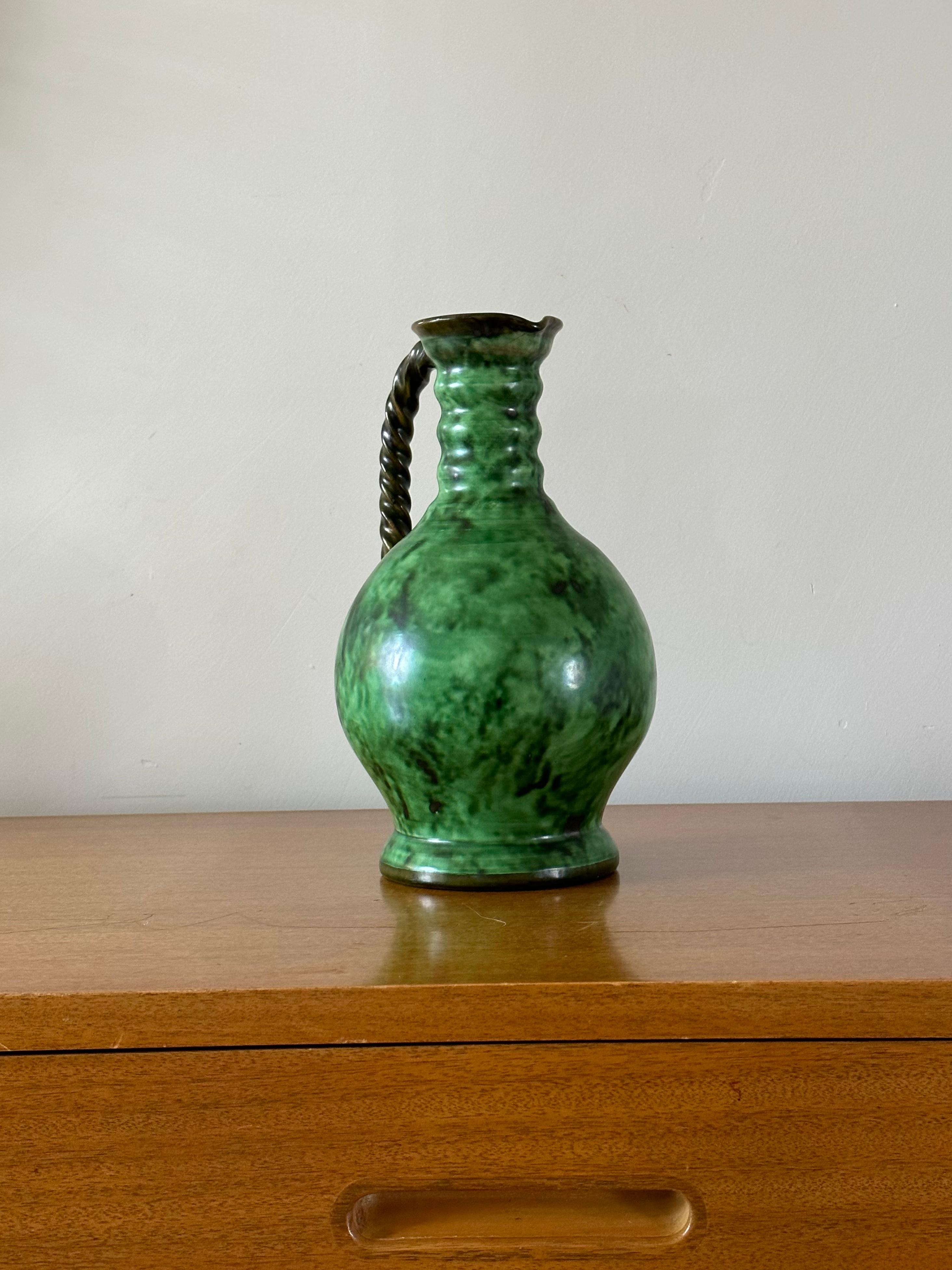 Svedese Vaso brocca con manico di Erik Mornils per Nittsjö Keramik, Svezia, smalto malachite in vendita
