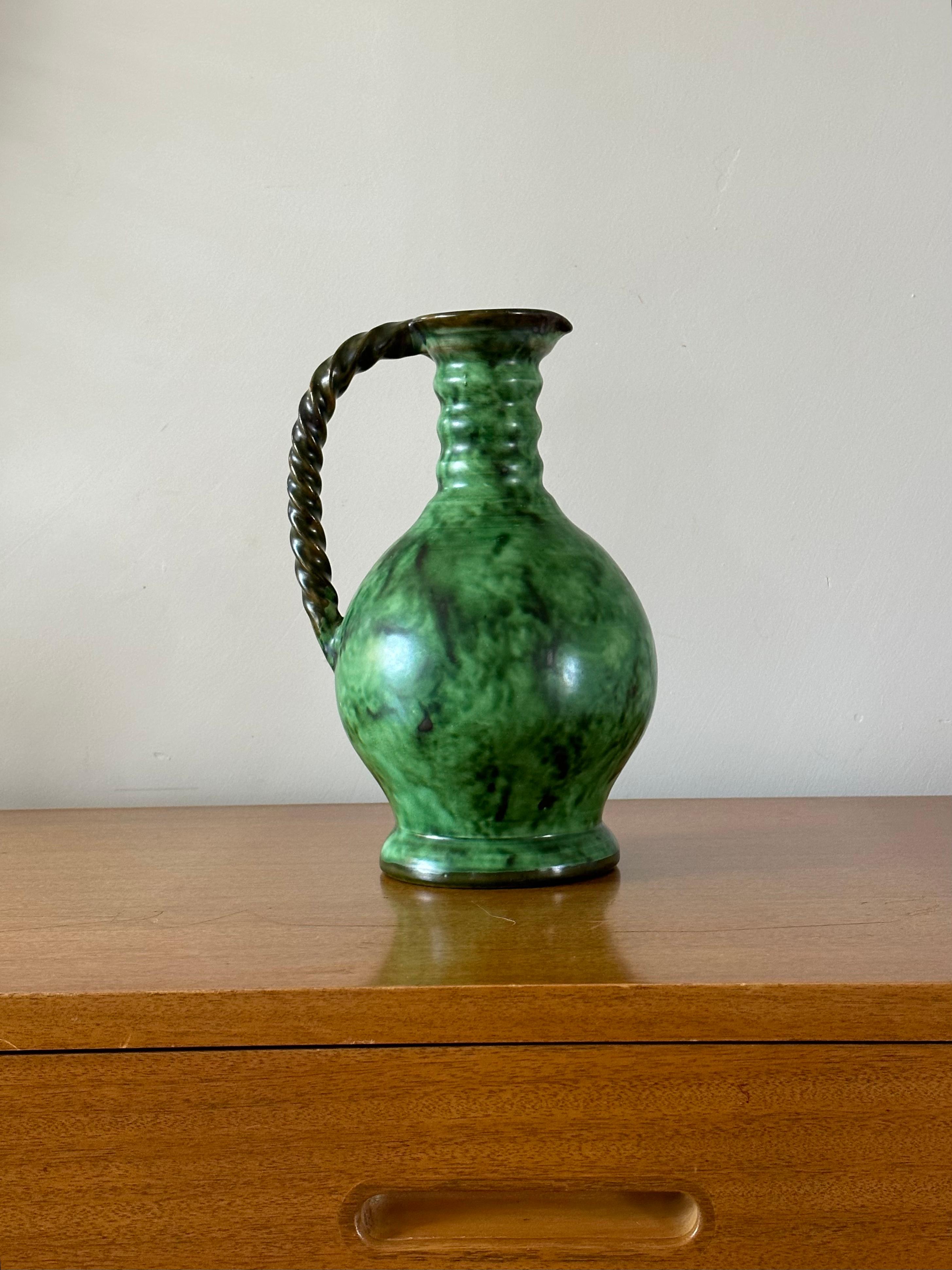 Vaso brocca con manico di Erik Mornils per Nittsjö Keramik, Svezia, smalto malachite In condizioni buone in vendita a St.Petersburg, FL