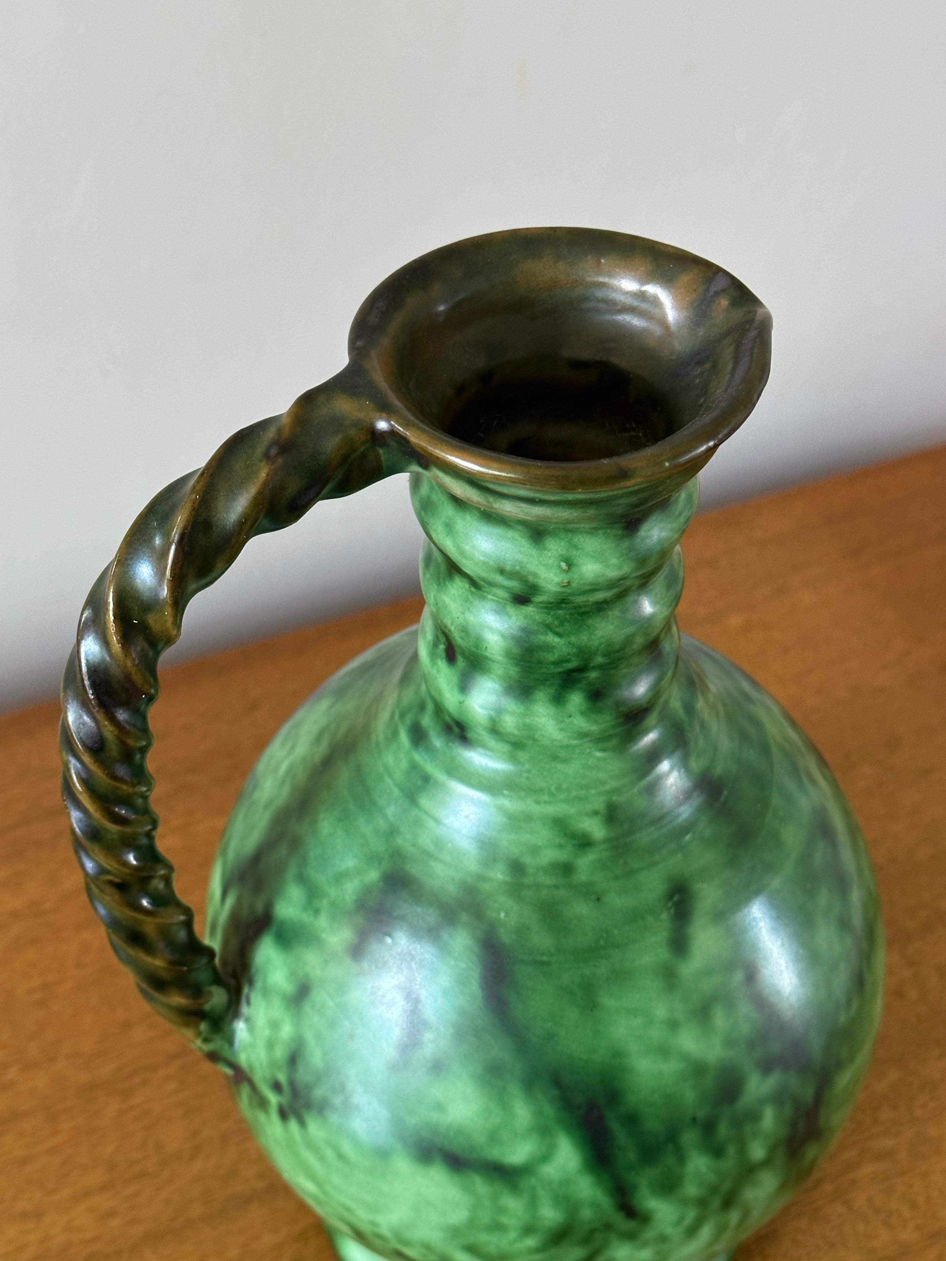 Metà XX secolo Vaso brocca con manico di Erik Mornils per Nittsjö Keramik, Svezia, smalto malachite in vendita