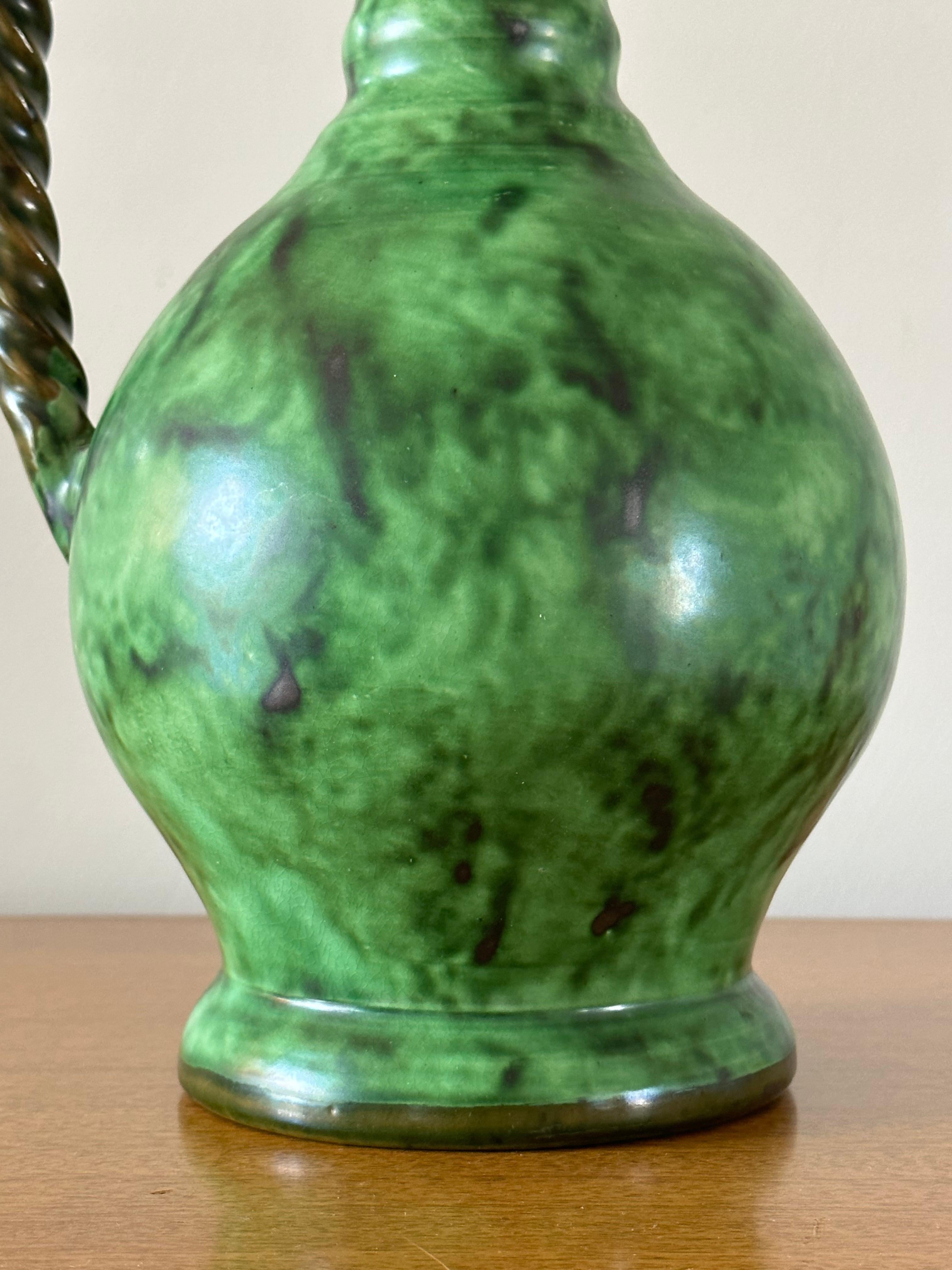 Vaso brocca con manico di Erik Mornils per Nittsjö Keramik, Svezia, smalto malachite in vendita 1