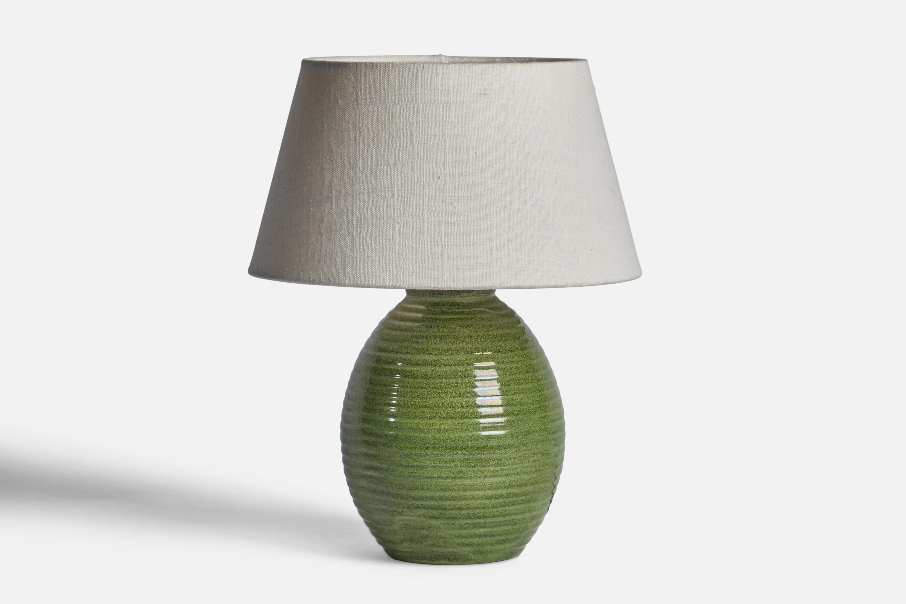 Lampe de table en faïence émaillée verte et incisée, conçue par Erik Mornils et produite par Nittsjö. Suède, années 1940.

Dimensions de la lampe (pouces) : 9.75