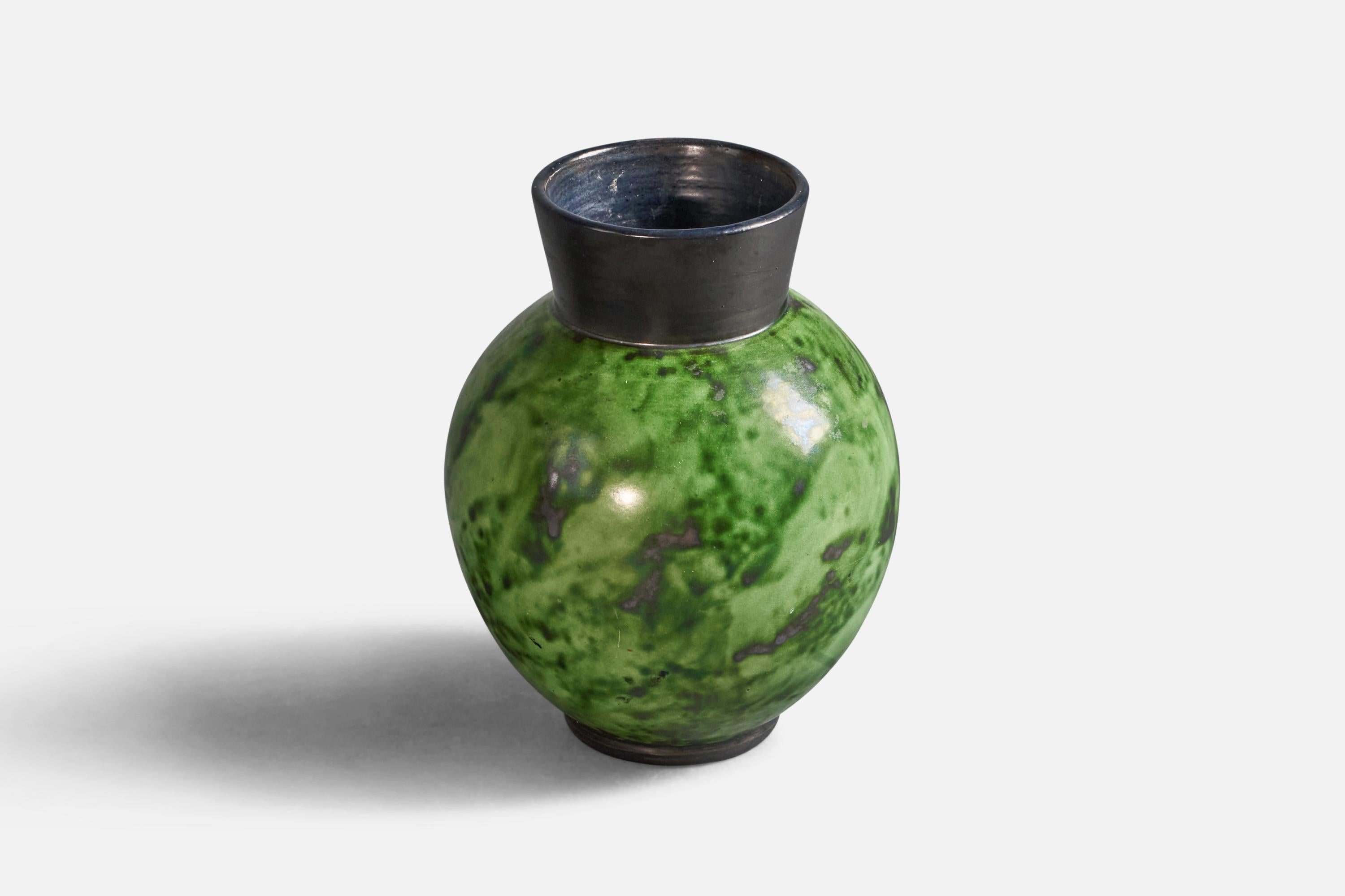 Vaso in terracotta smaltata nera e verde, disegnato da Erik Mornils e prodotto da Nittsjö, Svezia, 1930 circa.
