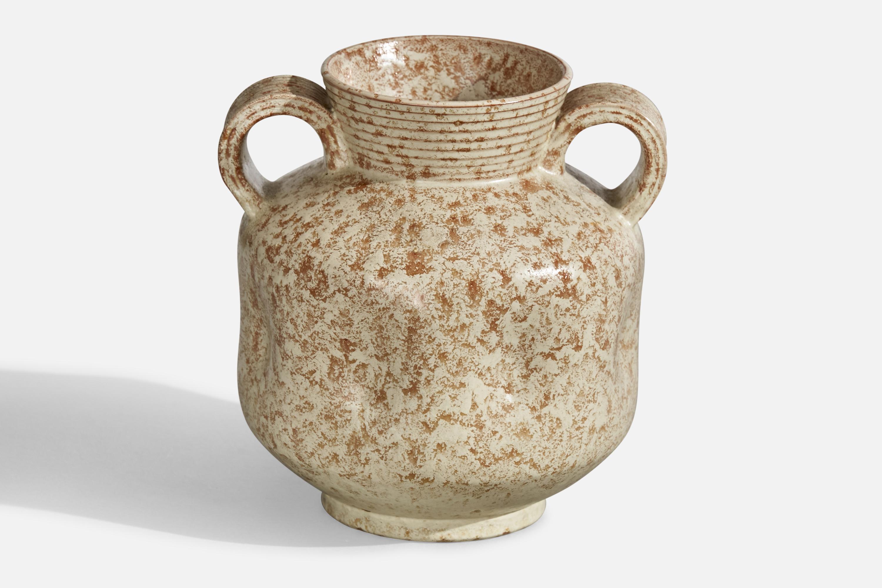 Vaso in terracotta smaltata di colore grigio chiaro disegnato da Erik Mornils e prodotto da Nittsjö, Svezia, anni '30.
