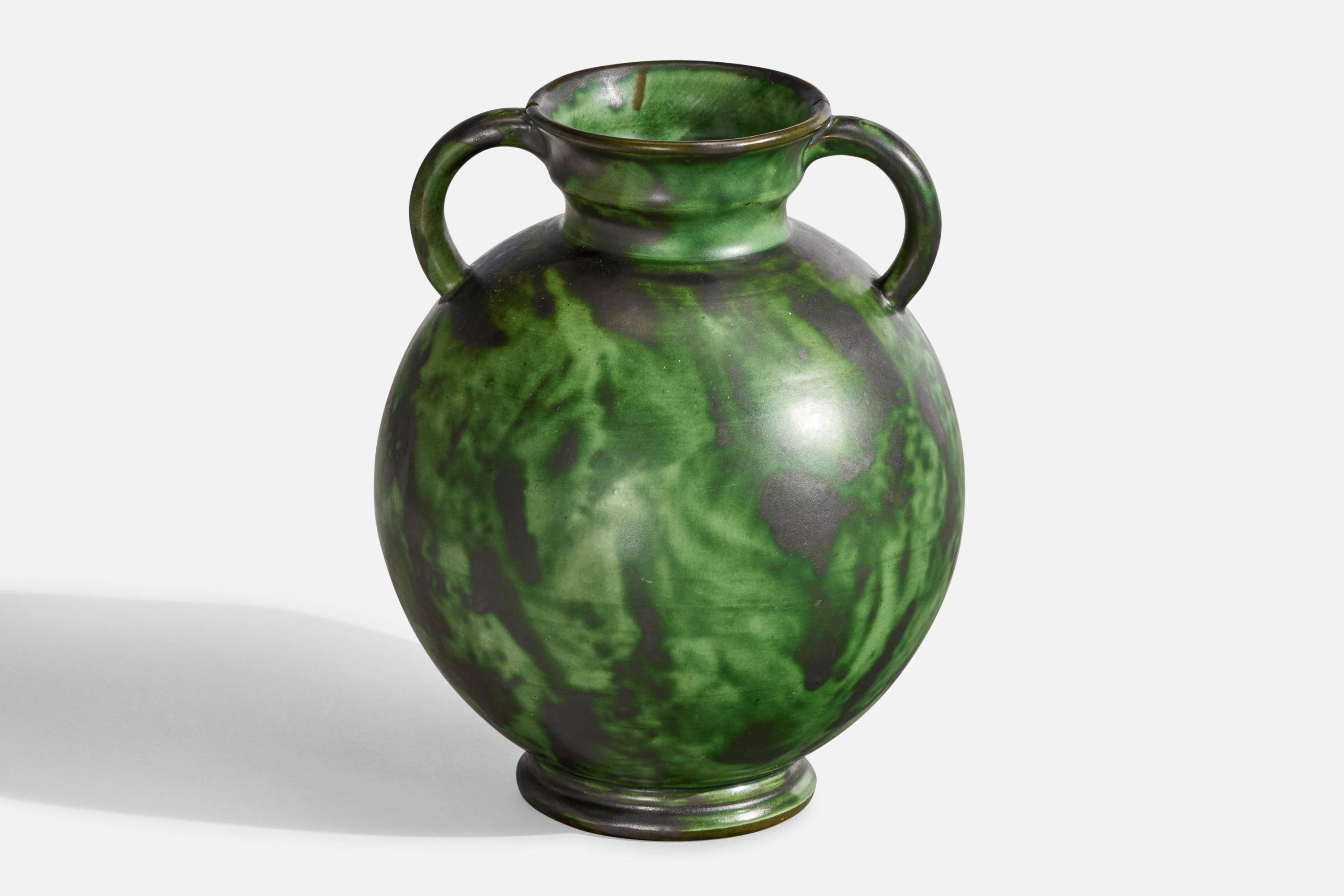 Vaso in terracotta smaltata di colore verde disegnato da Erik Mornils e prodotto da Nittsjö, Svezia, anni '1930.
