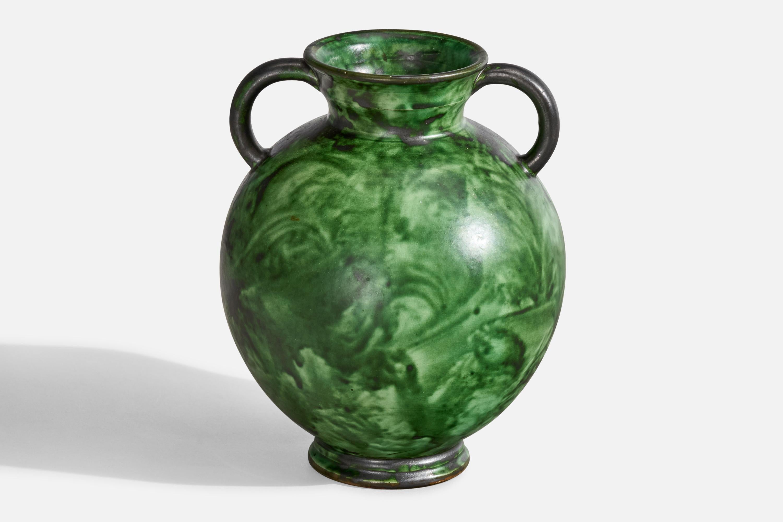 Vase en faïence émaillée verte conçu par Erik Mornils et produit par Nittsjö, Suède, années 1930.
