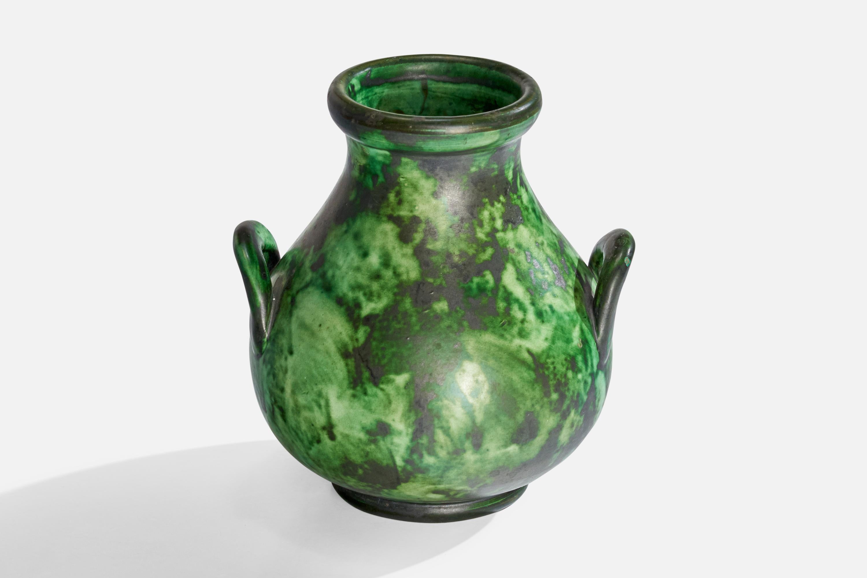 Vaso in terracotta smaltata di colore verde disegnato da Erik Mornils e prodotto da Nittsjö, Svezia, anni '1930.

Dimensioni: 7,625