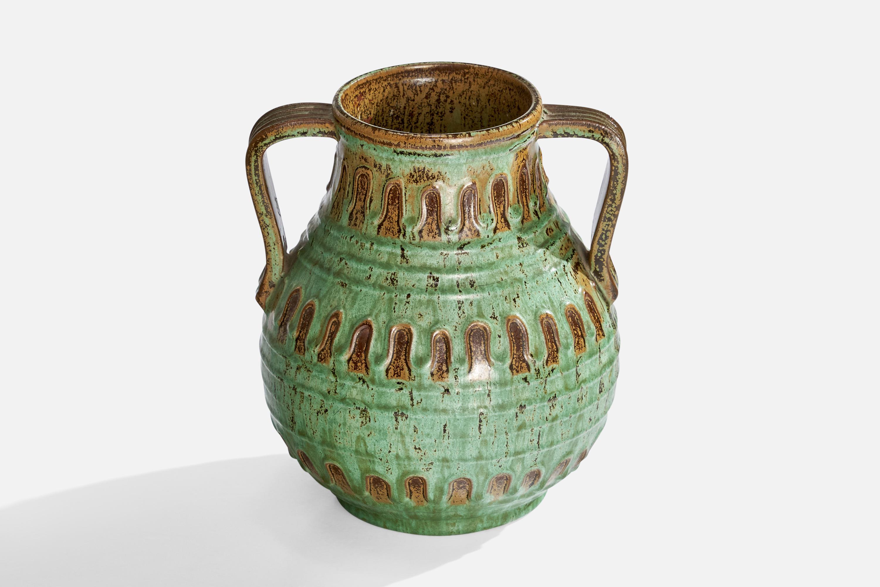 Vaso in terracotta smaltata di colore verde disegnato da Erik Mornils e prodotto da Nittsjö, Svezia, anni '1930.

Dimensioni: 7,125