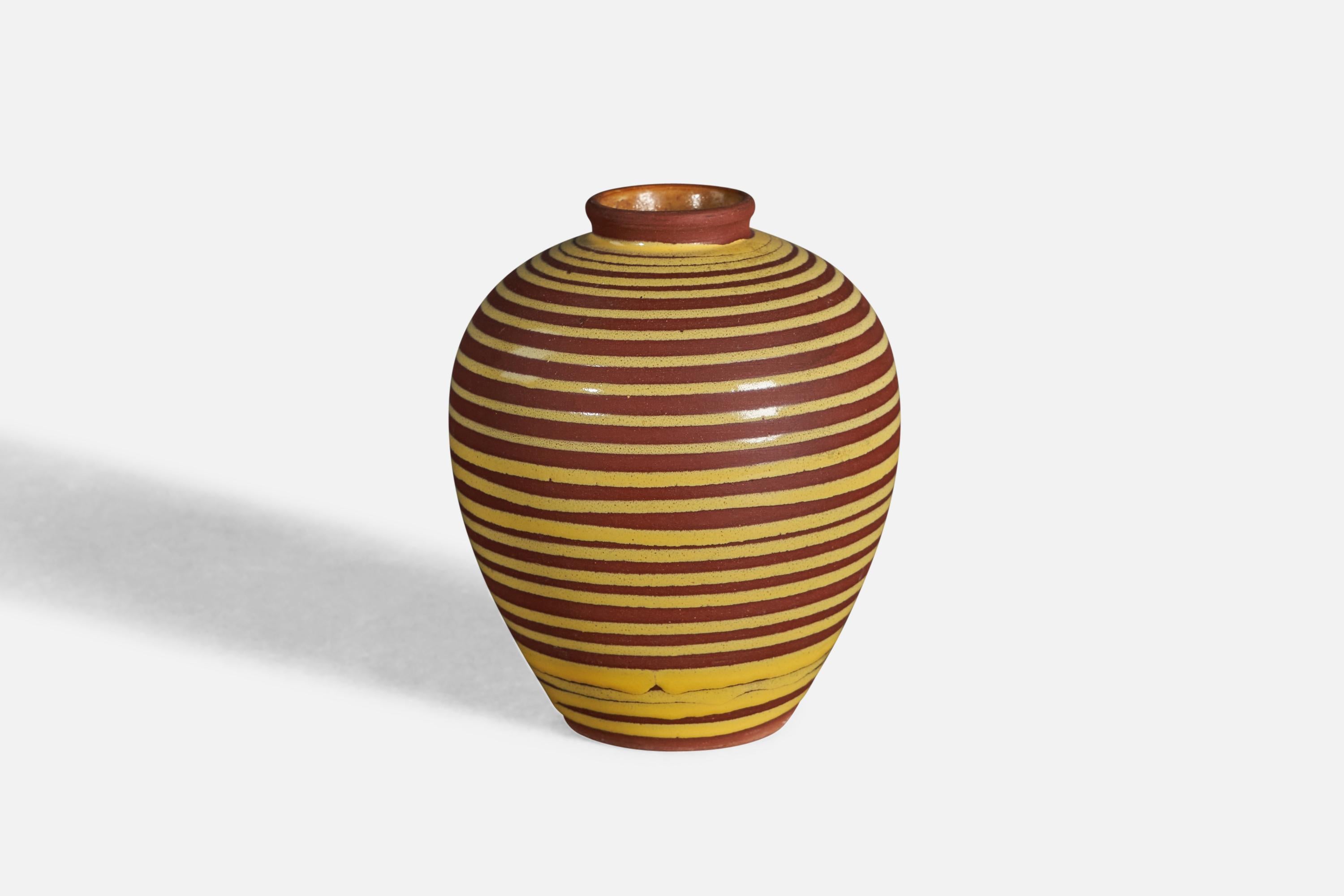Vaso in terracotta semilavorata gialla, disegnato da Erik Mornils e prodotto da Nittsjö, Svezia, anni '40.