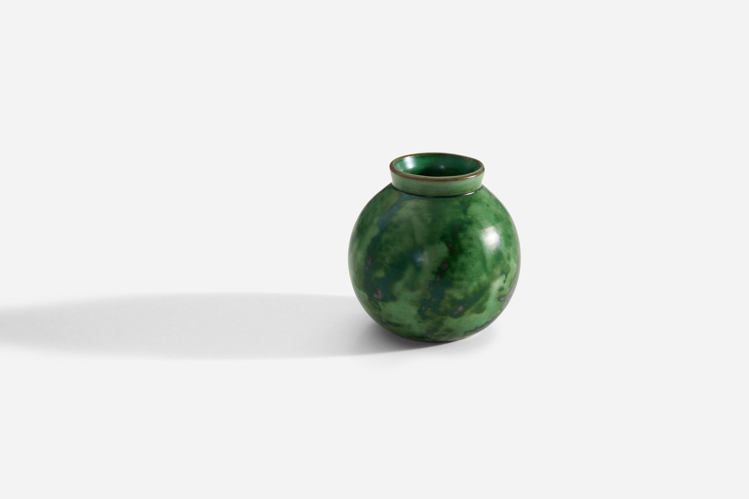 A green-glazed earthenware ceramic vase by Erik Mornils for Nittsjö. Produced in Sweden, 1940s.


