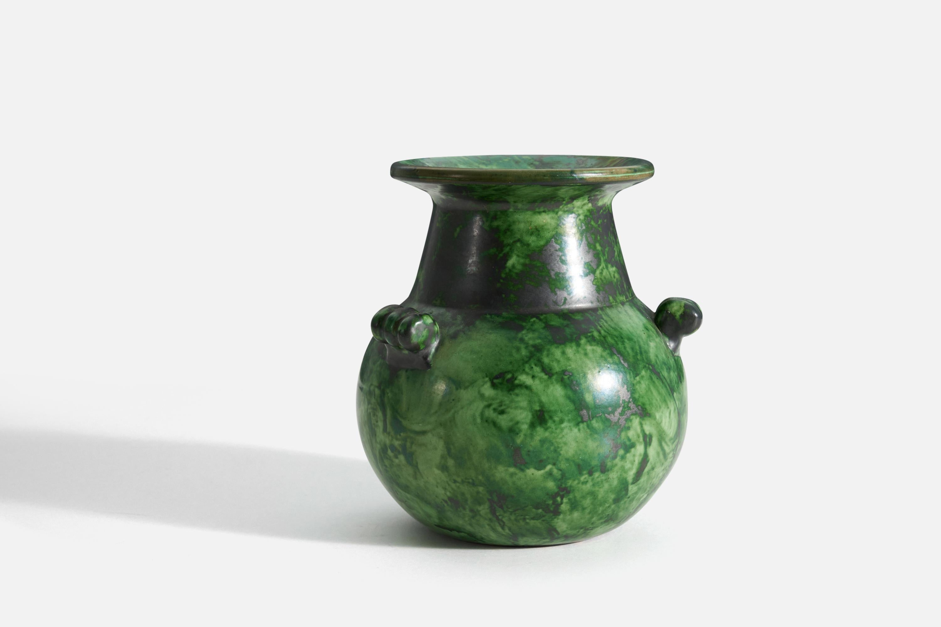 Un vase en céramique d'Erik Mornils pour Nittsjö. Fabriqué en Suède, années 1940 En faïence émaillée verte avec signature sur le dessous.

 