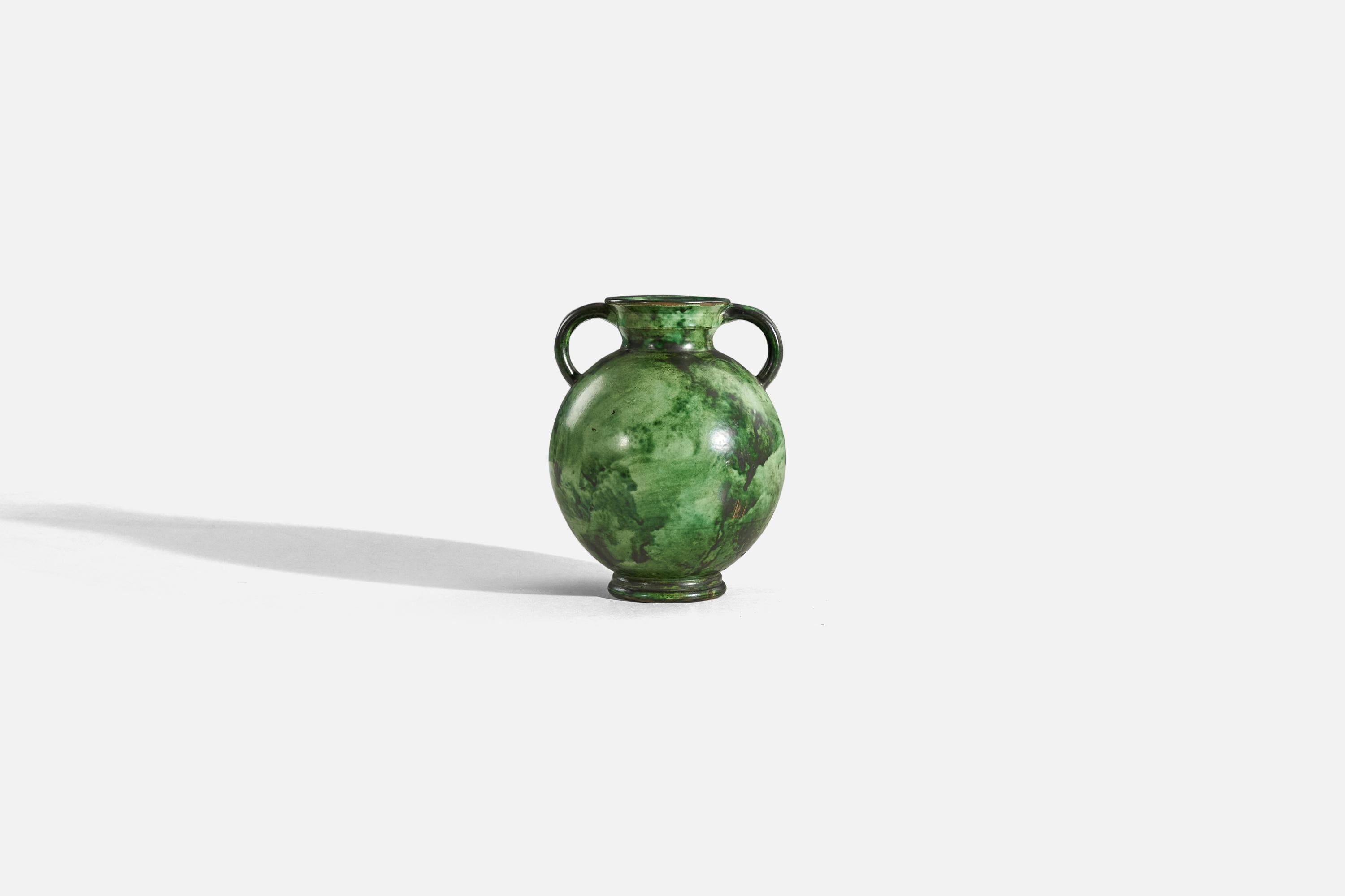 Vaso in ceramica smaltata verde disegnato da Erik Mornils e prodotto da Nittsjö, Svezia, 1940.